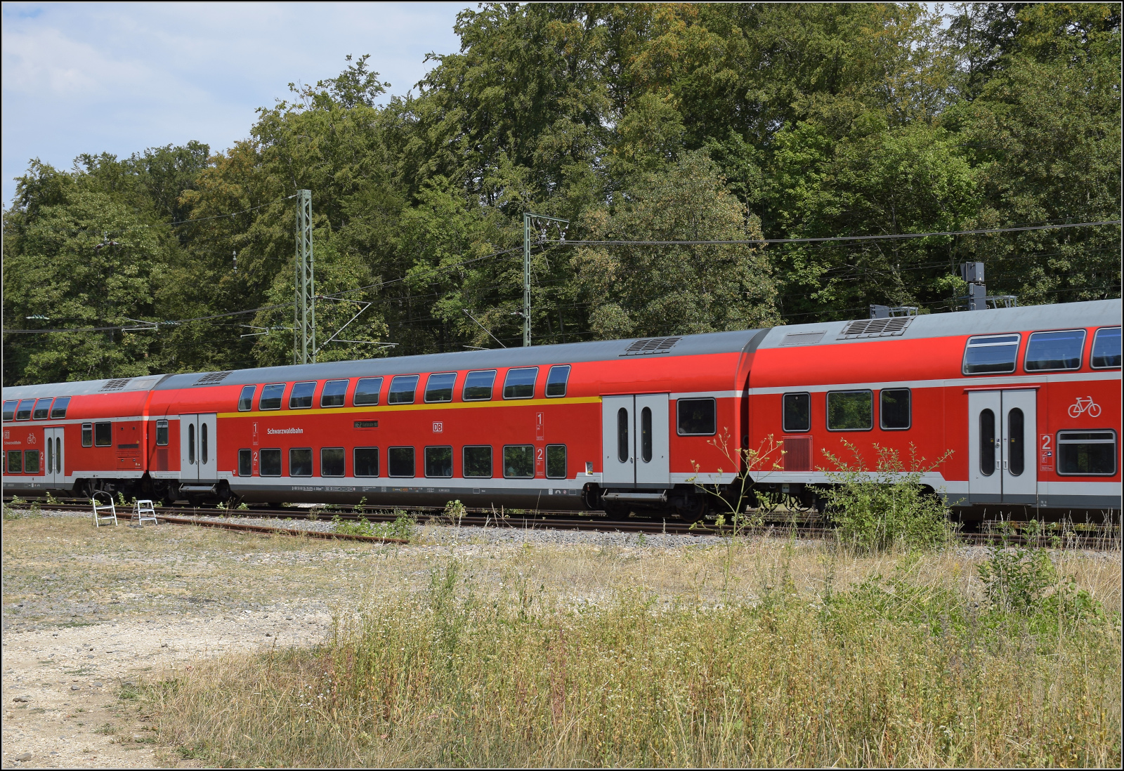 Der falsche �ltere Wagen D-DB 50 80 36-75 079-4 DABpza sorgt im vertragswidrig kurzem Zug mit 146 230 nach Konstanz f�r zus�tzlichen Sitzplatzmangel. Wohin auch immer der originale Wagen verschwunden ist, dieser Wagen ist eine Fake-Schwarzwaldbahn. Hattingen, August 2026.
