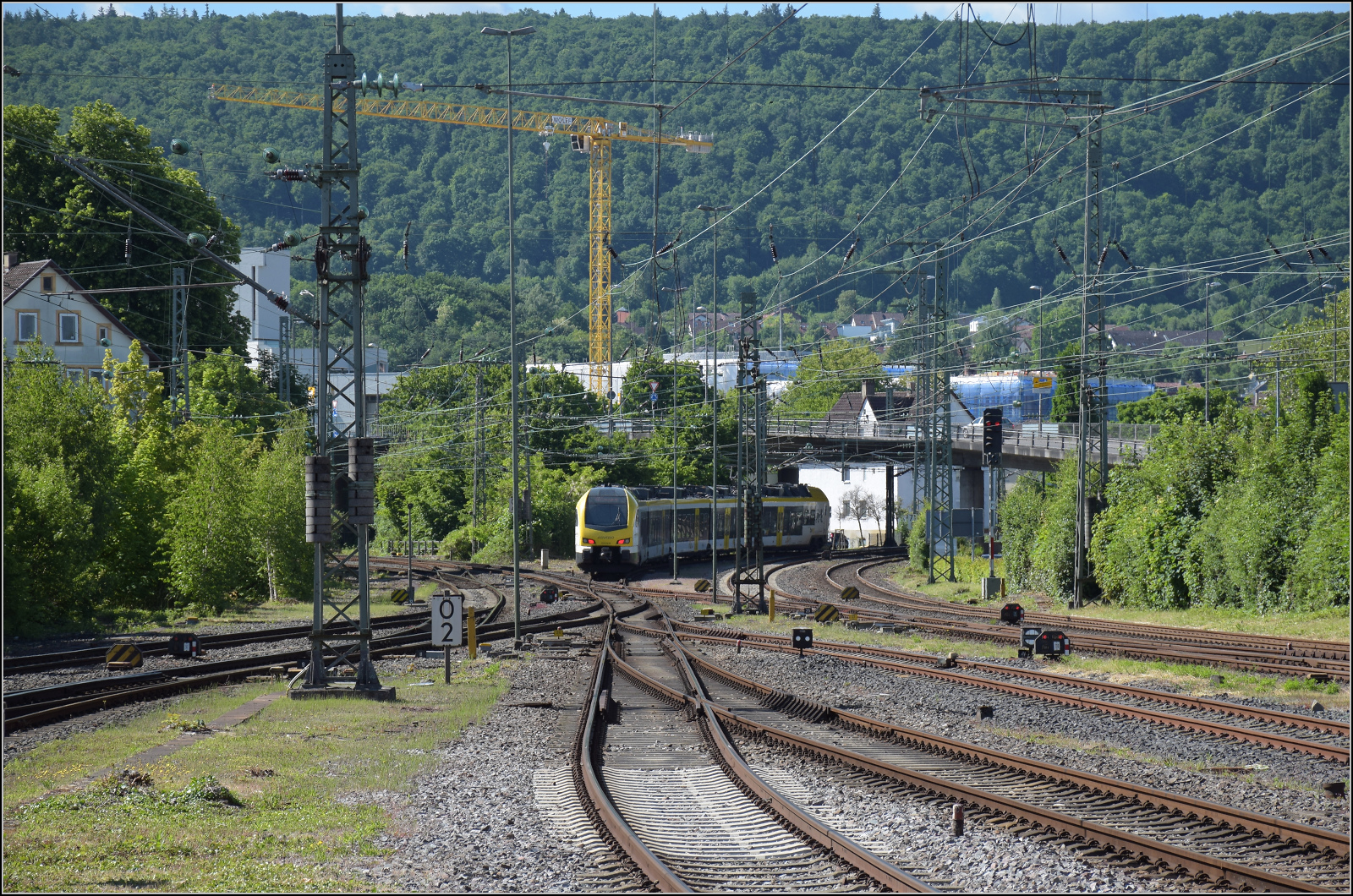 Der Flirt 1429 050 von Arverio alias ET 5.15 fährt aus Aalen Richtung Stuttgart aus. Juni 2025.