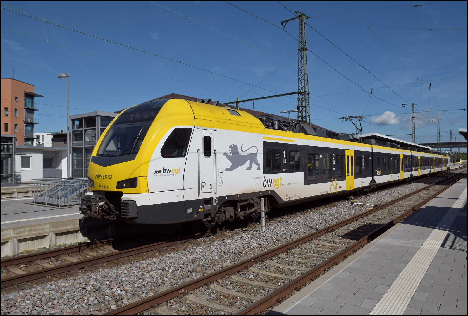 Der Flirt 1429 050 von Arverio alias ET 5.15 fährt aus Aalen Richtung Stuttgart aus. Juni 2025.
