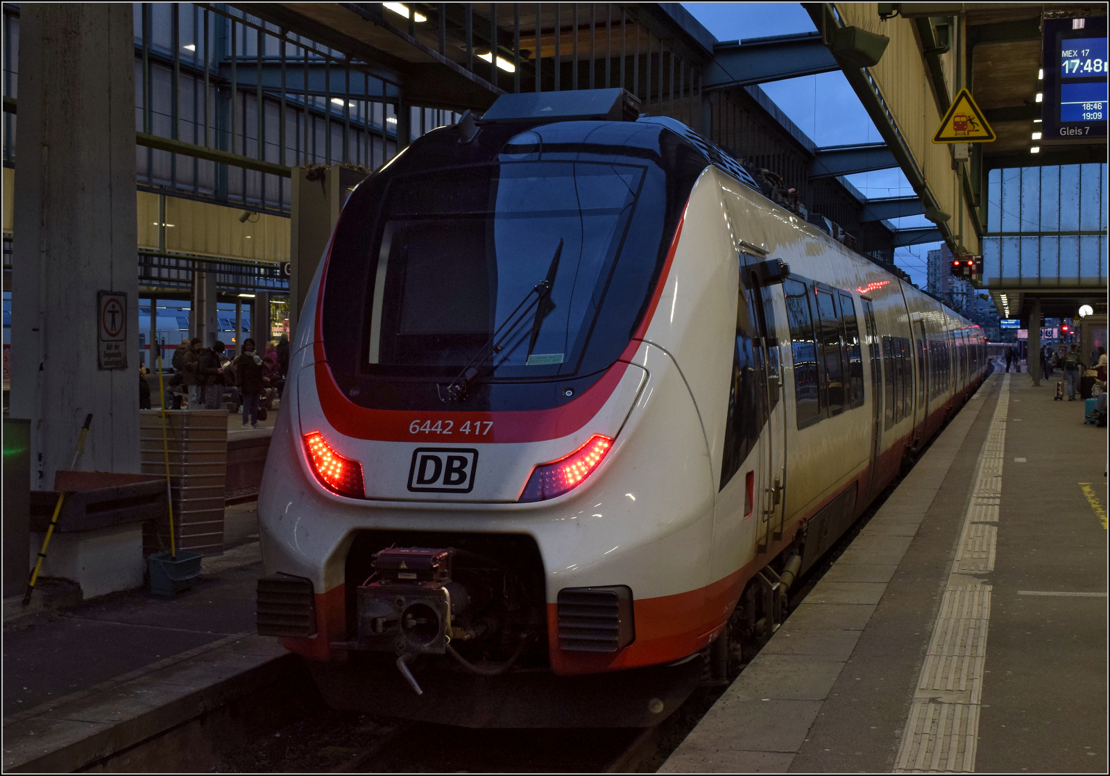 Der für die ÖBB gebaute 6442 417 ist als Lückenbüßer für die Mangelwirtschaft von NVBW genutzt. Stuttgart, Februar 2026.