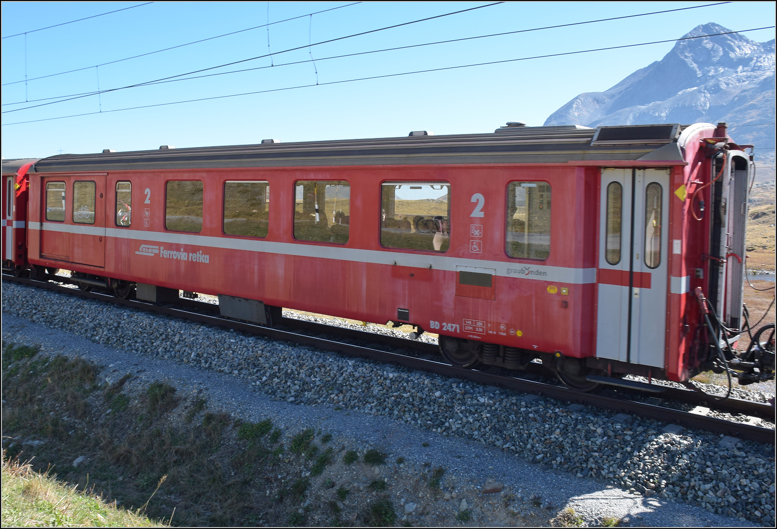 Der Halbgep�ckwagen BD 2471 ist ein EW II und wurde 1982 von FFA und SWP an die RhB geliefert. Im September versieht er seinen Dienst in einem Regionalzug auf der Berninastrecke. Hier auf den letzten Metern des Anstiegs zum Lago Bianco unterhalb Piz Lagalp. September 2026
