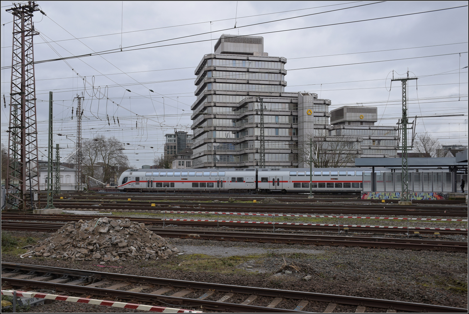 Der IC 2 4887 wird Steuerwagen voraus aus Duisburg geschoben (von 146 563). Februar 2026., 