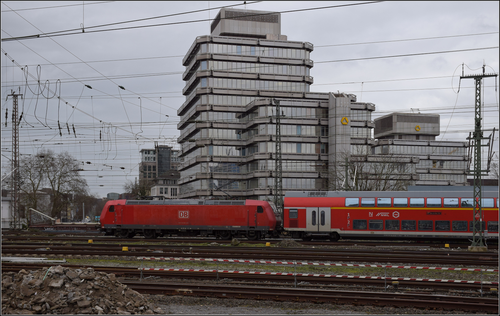 Der klassische DB-Dostozug fährt mit 146 120 nach Osnabrück aus. Duisburg, Februar 2026.