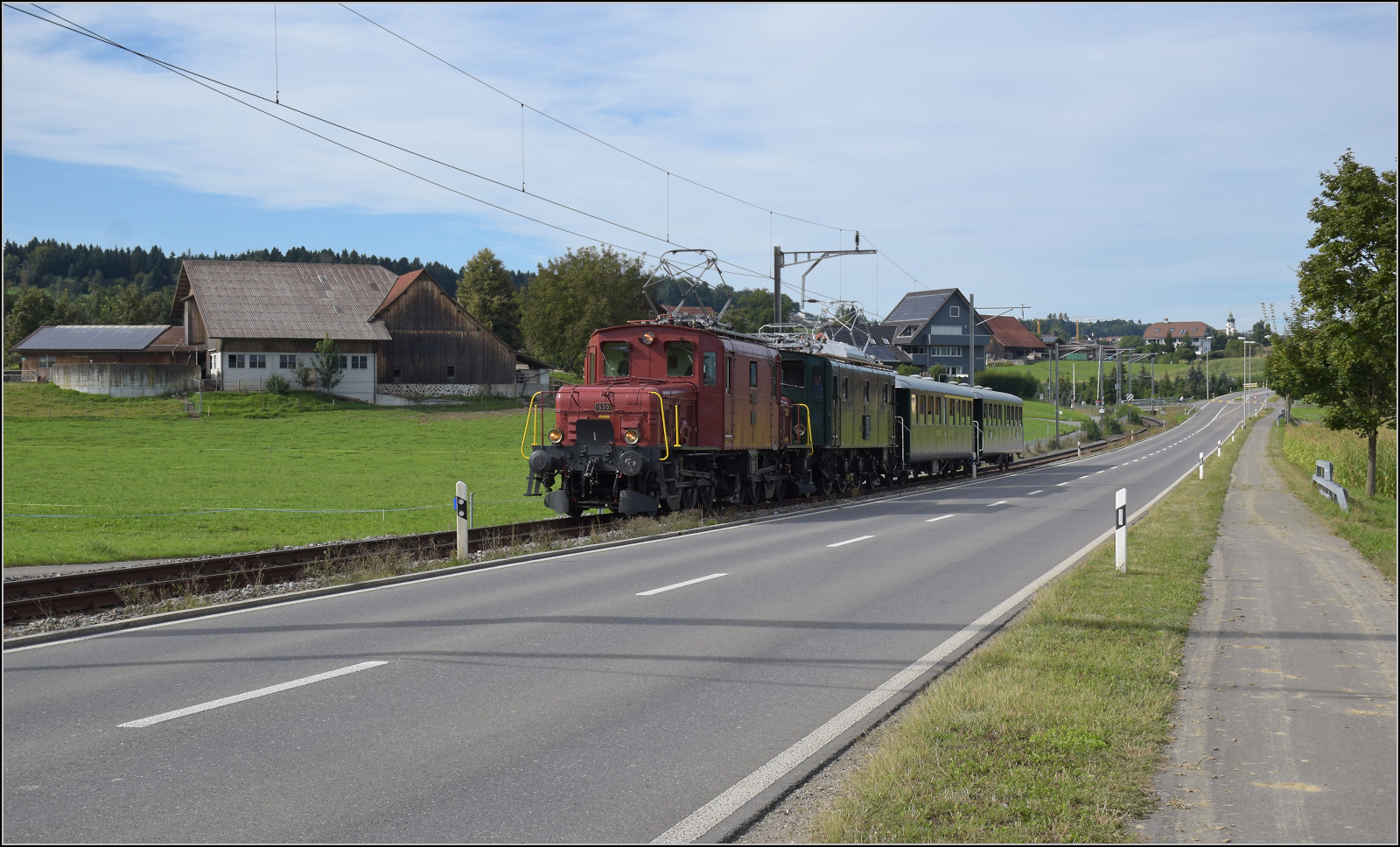 Der Museumszug mit Seetalkrokodil De 6/6 15301, Ae 3/5 10217 und Seetalwagen auf dem Weg nach Waldibrcke. September 2024.