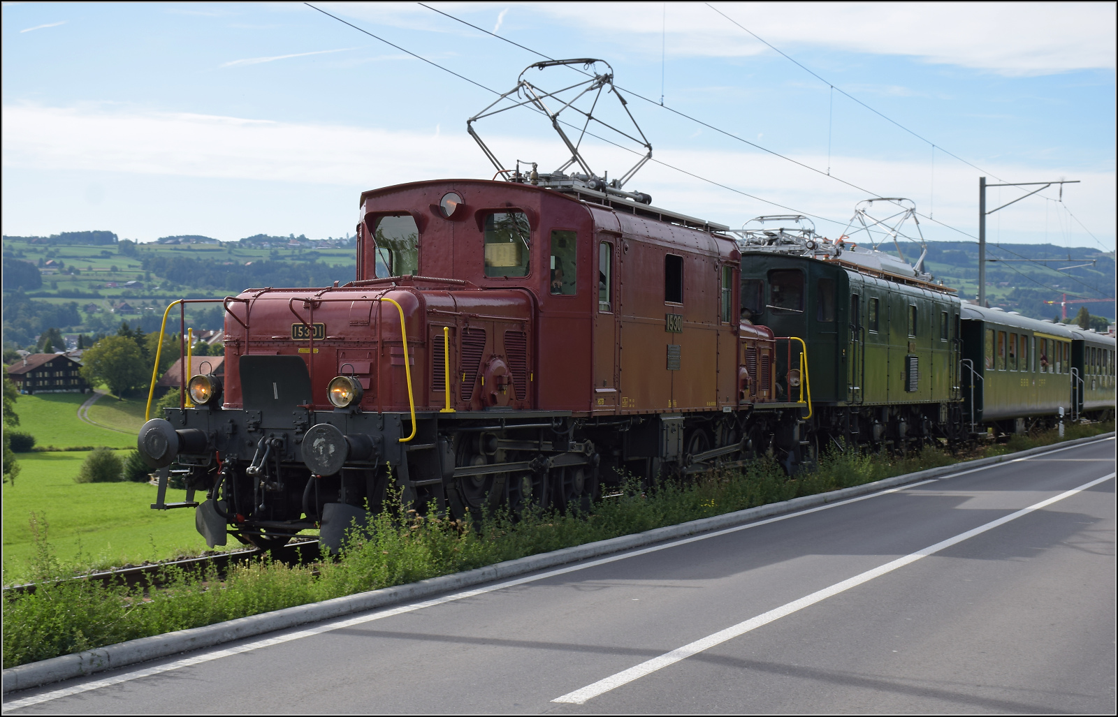 Der Museumszug mit Seetalkrokodil De 6/6 15301, Ae 3/5 10217 und Seetalwagen erklimmt die Rampe aus Hochdorf Richtung Luzern. September 2024.