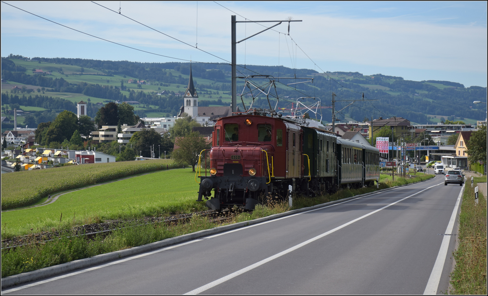 Der Museumszug mit Seetalkrokodil De 6/6 15301, Ae 3/5 10217 und Seetalwagen erklimmt die Rampe aus Hochdorf Richtung Luzern. September 2024.