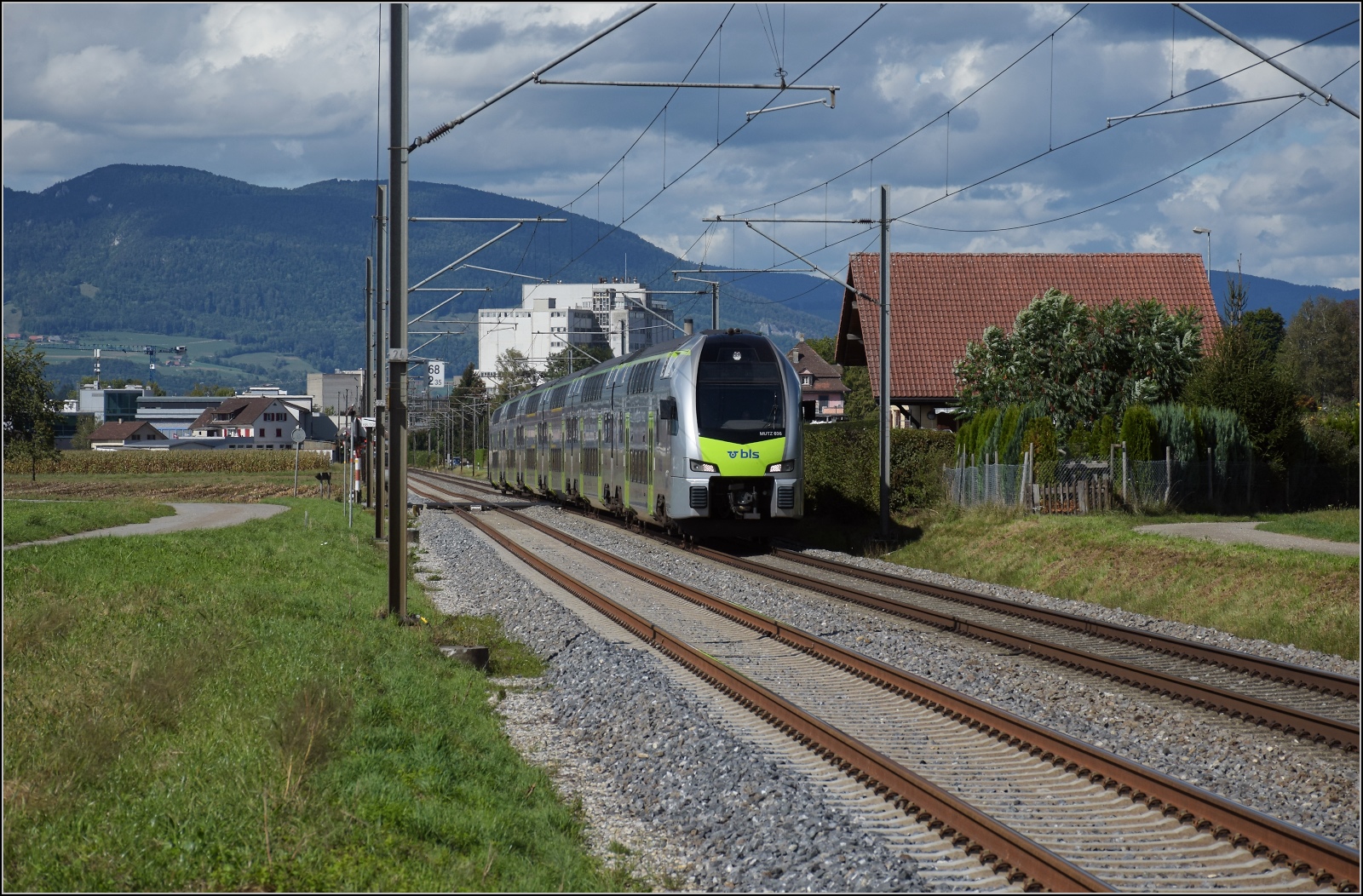 Der neue sechsteilige Mutz der BLS RABe 515 036 auf dem Weg Richtung Burgdorf. Herzogenbuchsee, September 2022.