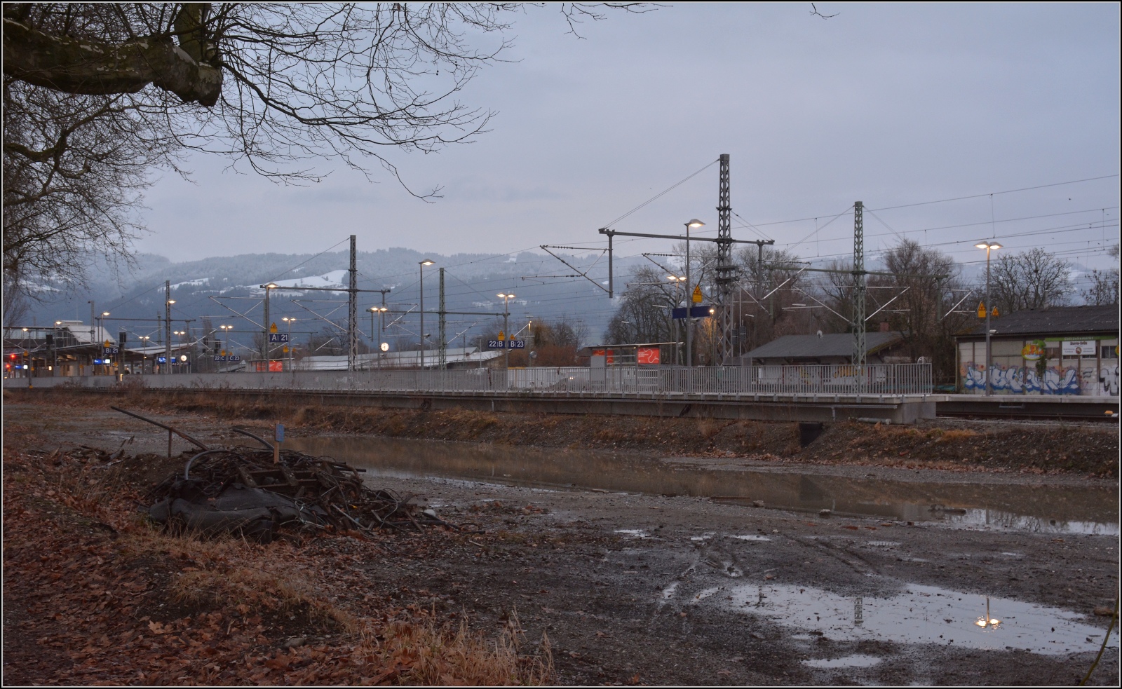 Der neuerstellte Bahnsteig in Lindau-Reutin ist wohl bald schon sanierungsbedrftig. Februar 2023.