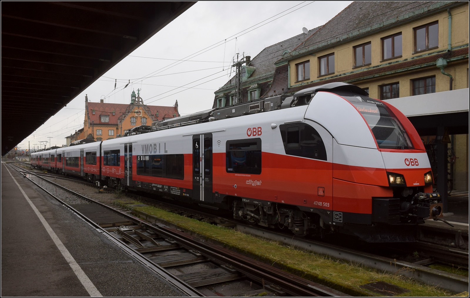 Der nigelnagelneue 4748 003 steht in Lindau Hbf. Februar 2023.