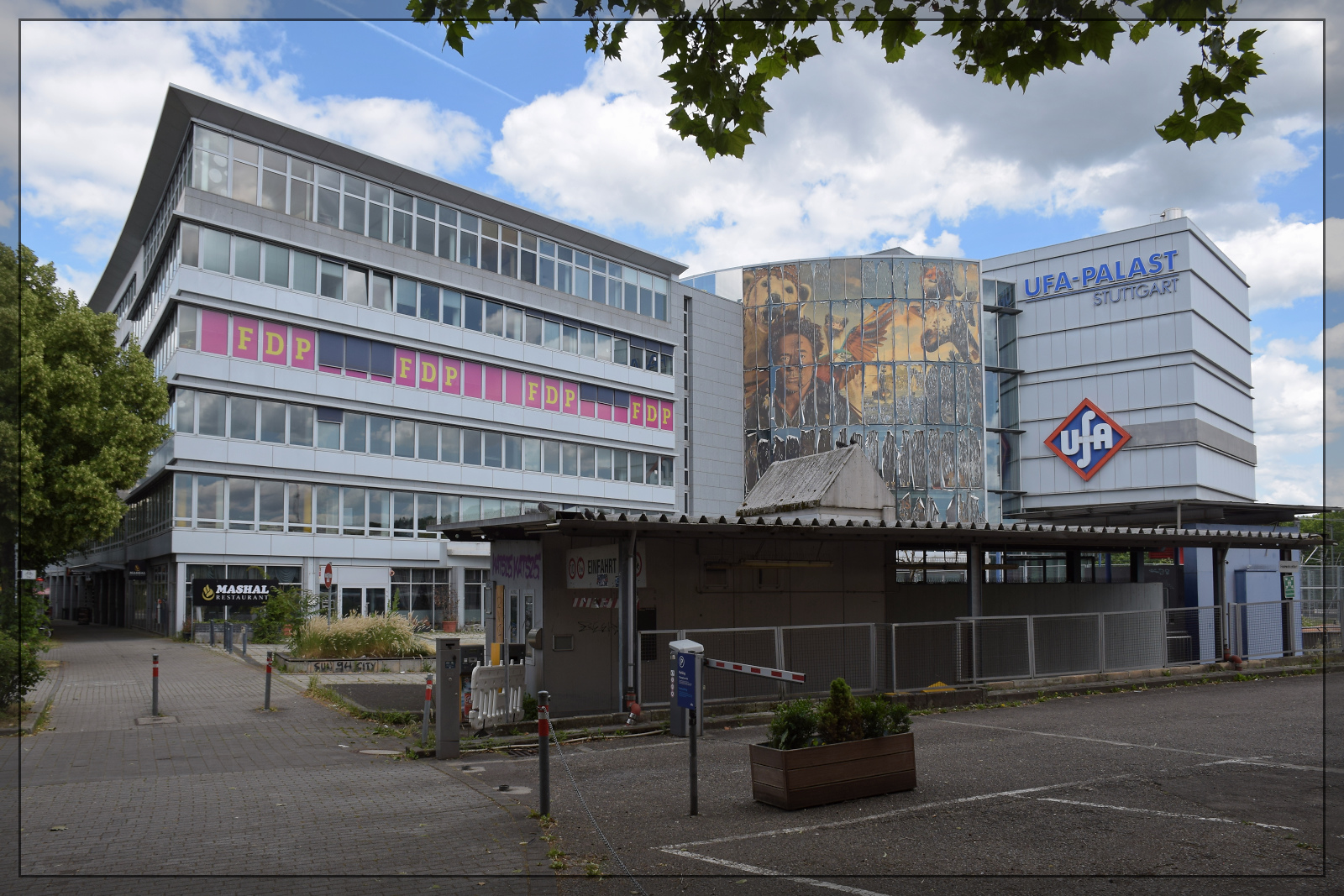 Der psychedelische Lack ist ab. Geschieht ihnen einerseits völlig recht, den Neowirtschaftsliberalismus braucht keiner, aber der mitbegrabene Liberalismus wiegt leider schwer... Stuttgart, Juni 2026.