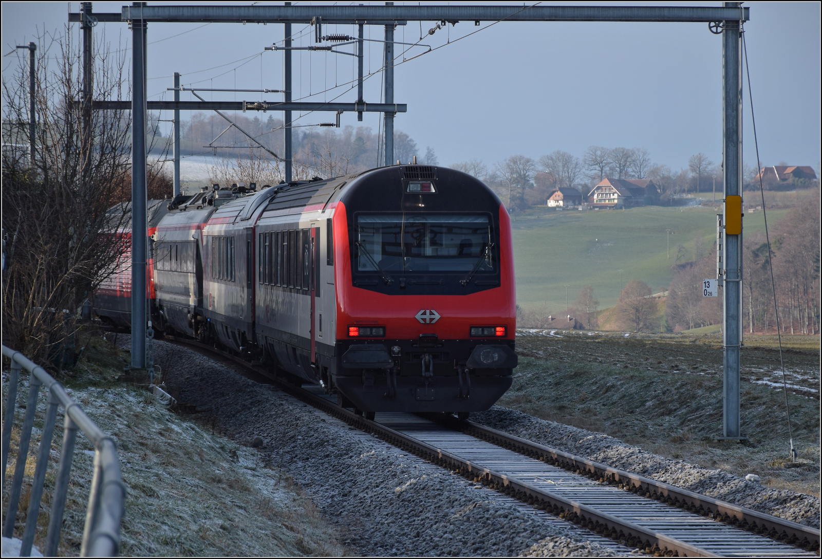 Der von Re 460 014 'Val de Trient' gezogene Messzug in Mittelhäusern. Im Bild der IC-Steuerwagen Bt 50 85 28-94 918-5 CH-SBB. Januar 2026.