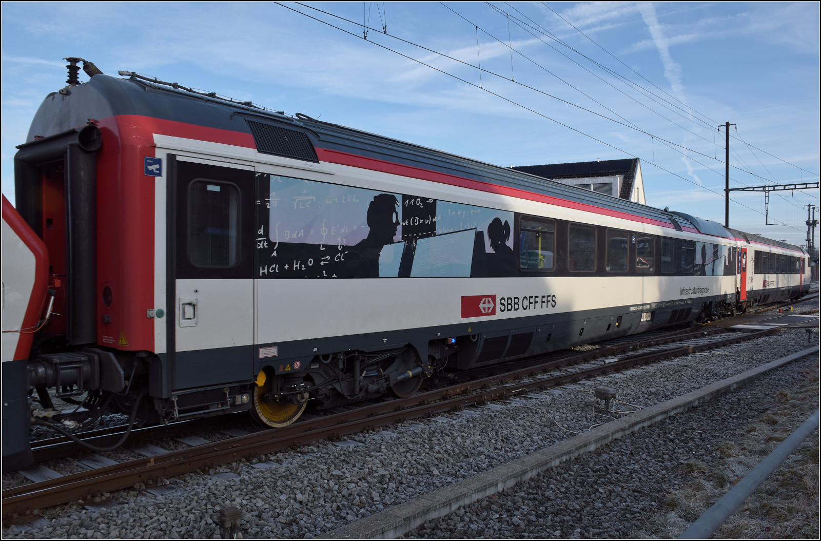 Der von Re 460 014 'Val de Trient' gezogene Messzug in Mittelhäusern. Im Bild der Infrastrukturdiagnosewagen X 99 85 93-61 247-1 CH-SBBI. Januar 2026.