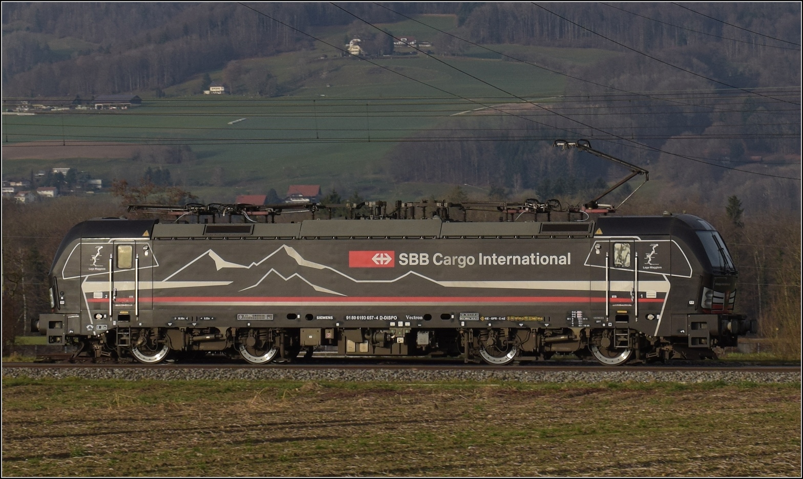 Der von den SBB Cargo geleaste Vectron 193 657 'Lago Maggiore' bei Deitingen. Dezember 2023.