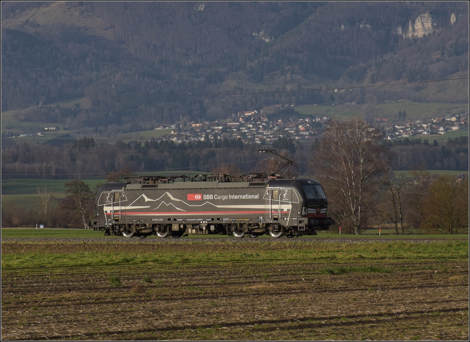 Der von den SBB Cargo geleaste Vectron 193 657 'Lago Maggiore' bei Deitingen. Dezember 2023.