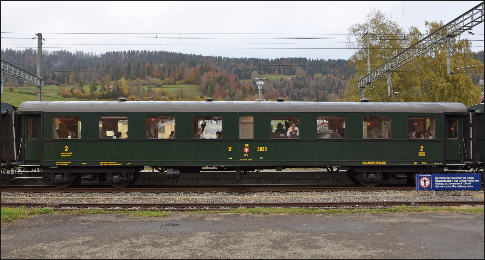 Der schwerer Stahlwagen B4 3933 in genieteter Bauweise im Bahnhof Travers. Oktober 2025.
