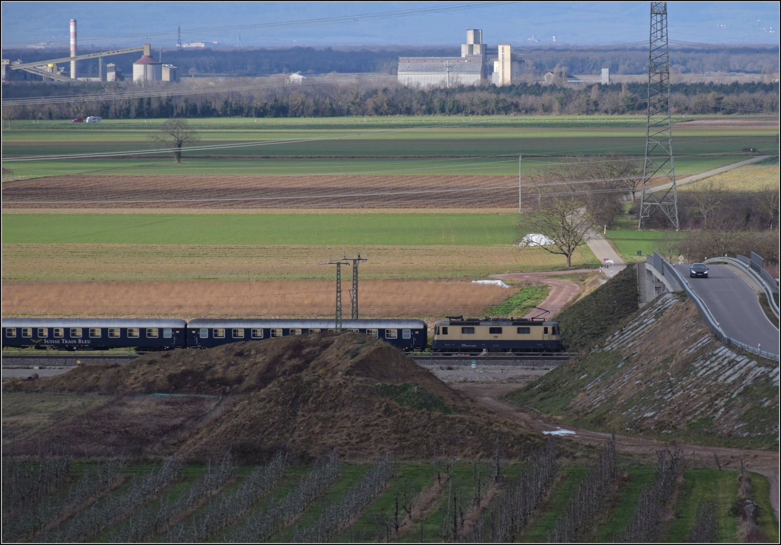 Der Suisse Train Bleu mit Re 421 387 auf dem Weg zur Silvestersause nach Frankfurt. Auggen, Dezember 2023.