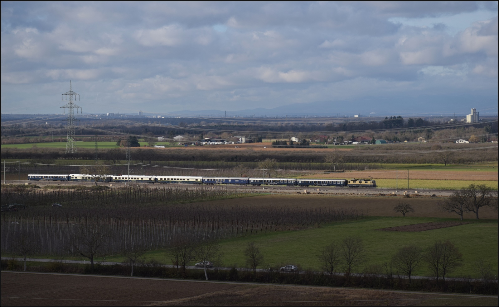 Der Suisse Train Bleu mit Re 421 387 auf dem Weg zur Silvestersause nach Frankfurt. Auggen, Dezember 2023.