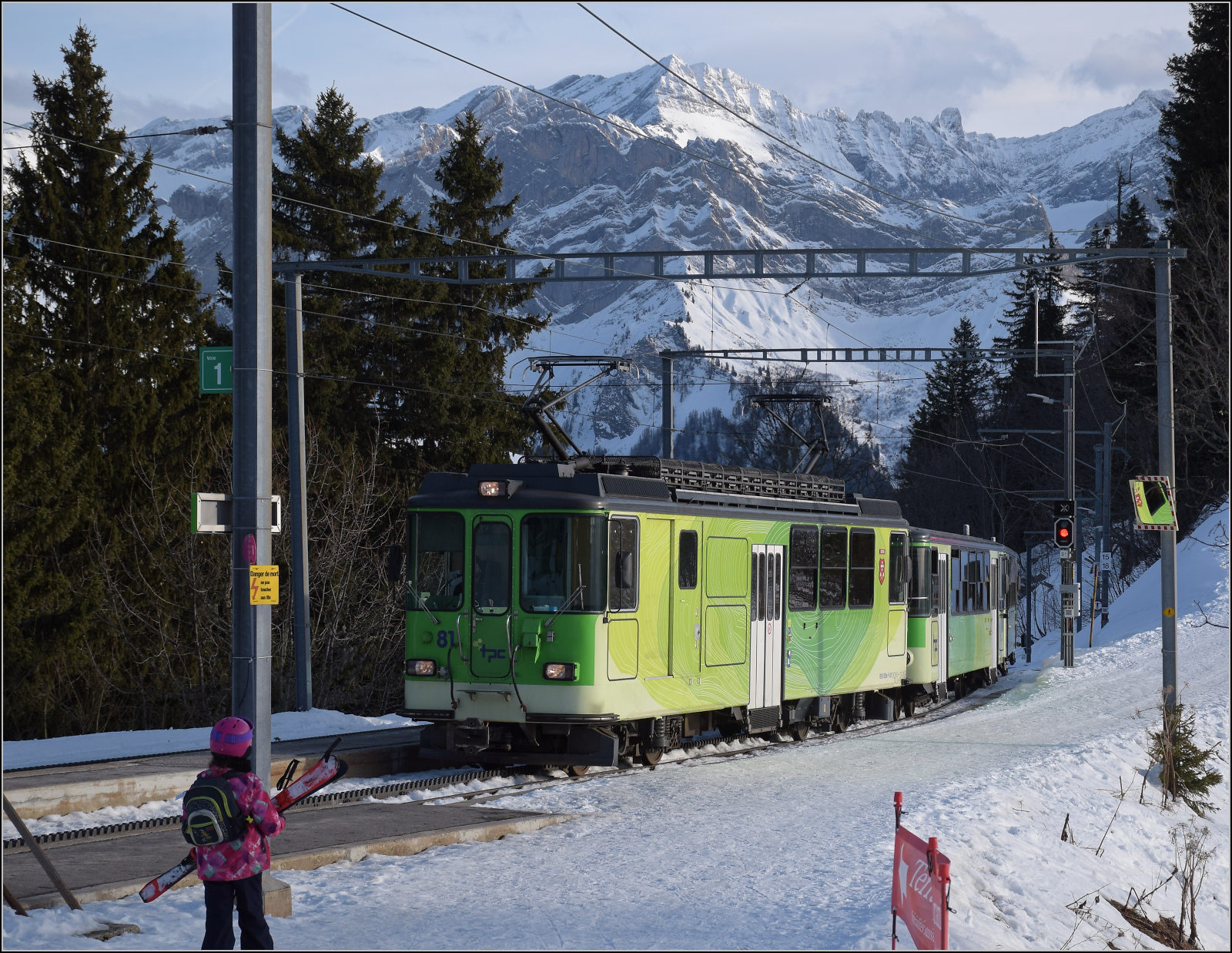 Der Triebwagen BDeh 4/4 81 wurde von SWP/SLM/SAAS im Jahr 1976 an die BVB geliefert und ist hier mit zwei (Ultraleicht-) Wagen bergw�rts unterwegs. Bouquetins, Januar 2026.