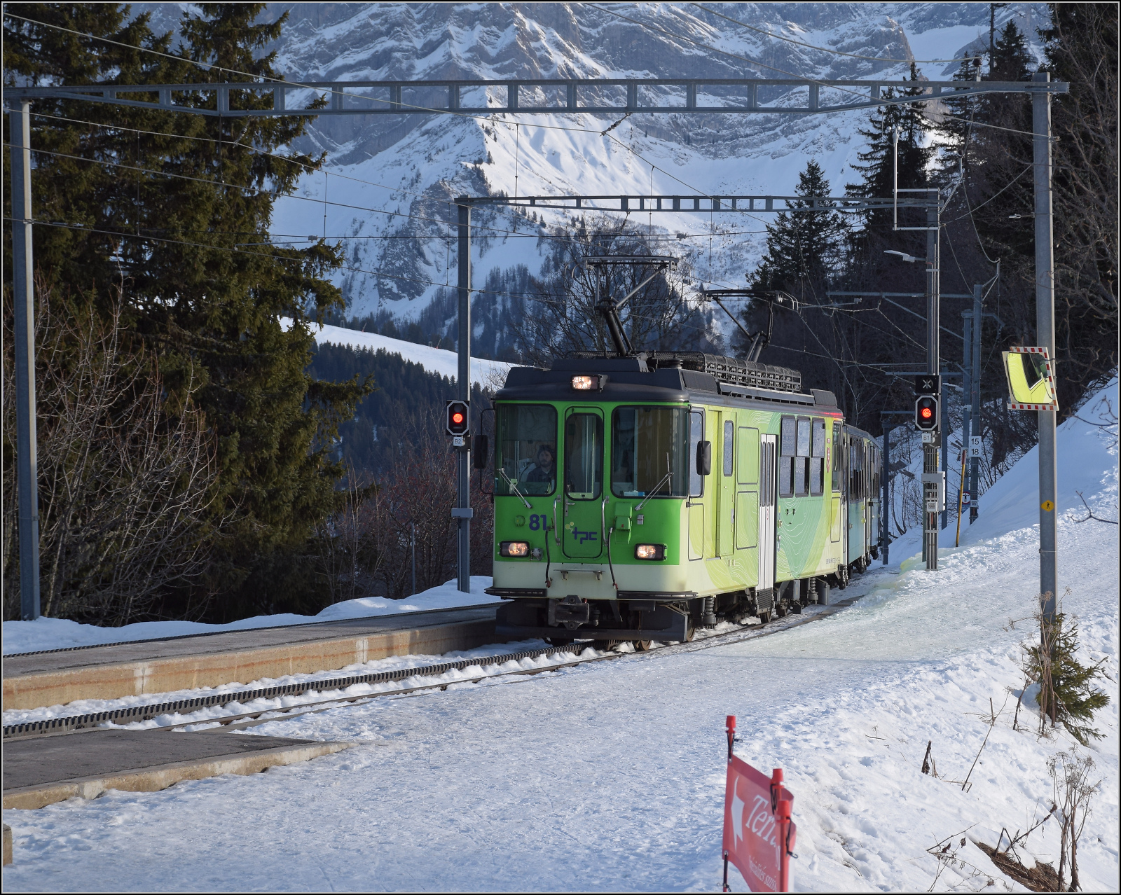 Der Triebwagen BDeh 4/4 81 wurde von SWP/SLM/SAAS im Jahr 1976 an die BVB geliefert und ist hier mit zwei (Ultraleicht-) Wagen bergw�rts unterwegs. Bouquetins, Januar 2026.