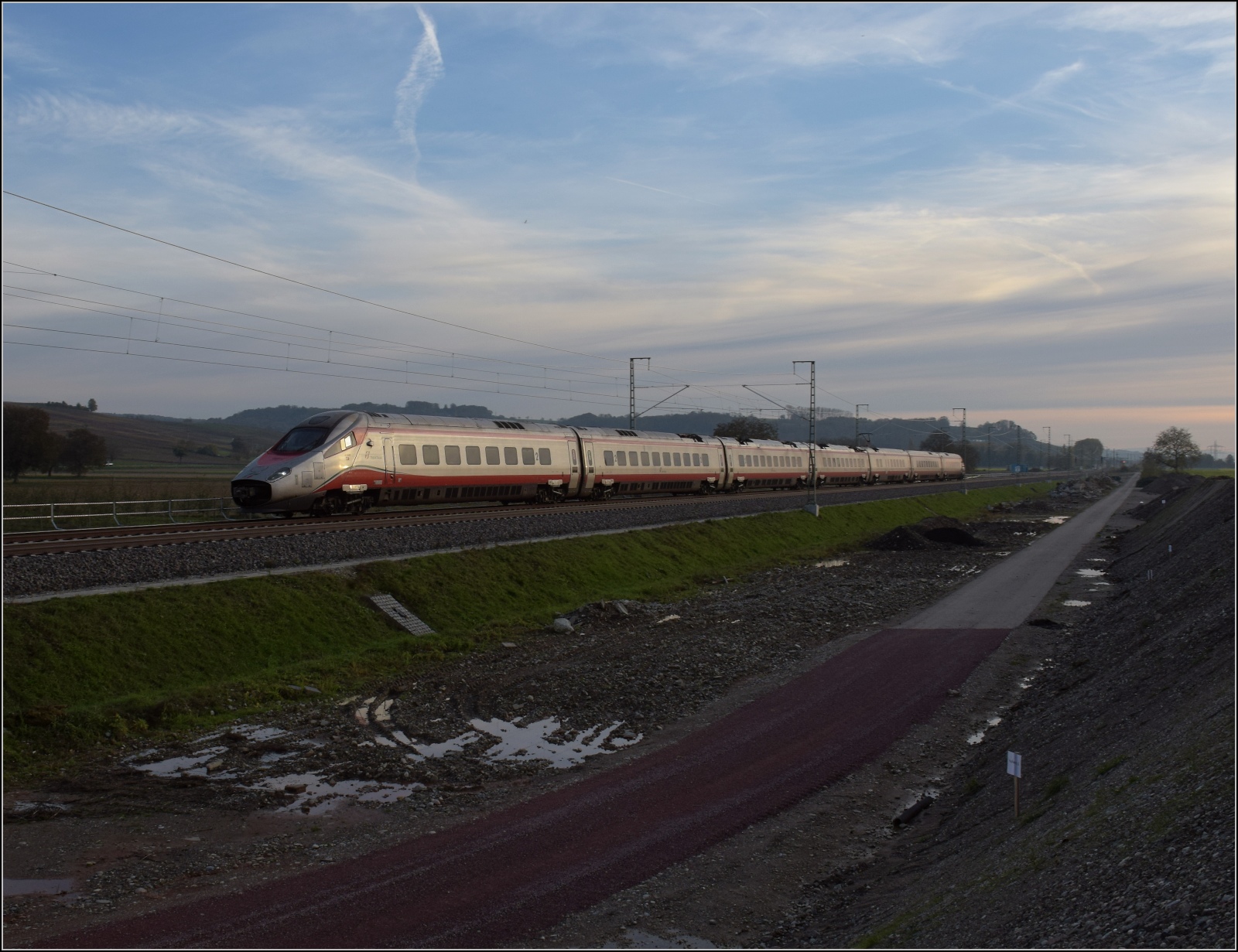 Der unbekannt gebliebene ETR 610 der Tren Italia bei Auggen. November 2022.