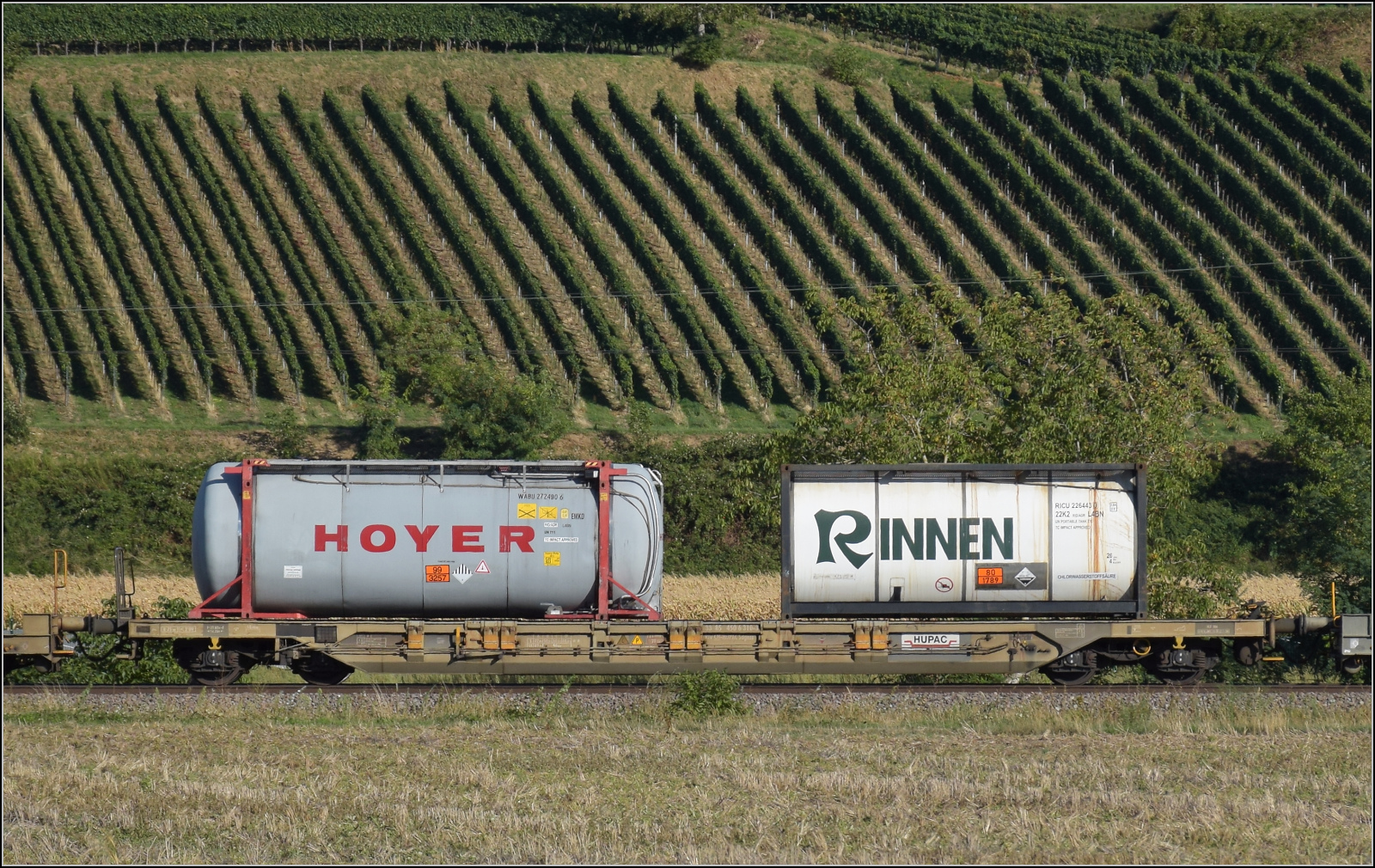 Der Wagen 33 85 4506 310-3 RIV CH-HUPAC Sdgnss im Zugverband mit Re 482 004. Buggingen, September 2026.