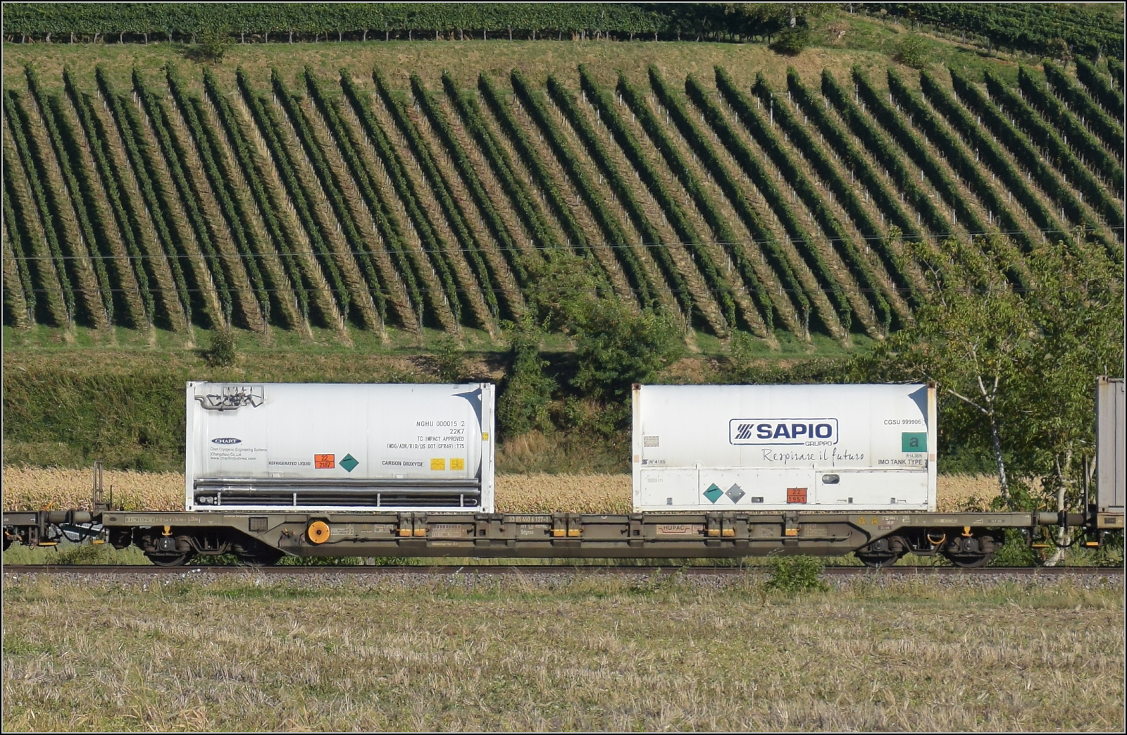 Der Wagen 33 85 4526 127-1 RIV CH-HUPAC Sdgnss im Zugverband mit Re 482 004. Buggingen, September 2026.