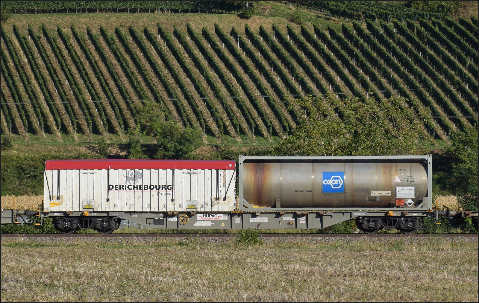Der Wagen 33 85 4558 854-9 RIV CH-HUPAC Sgns im Zugverband mit Re 482 004. Buggingen, September 2026.