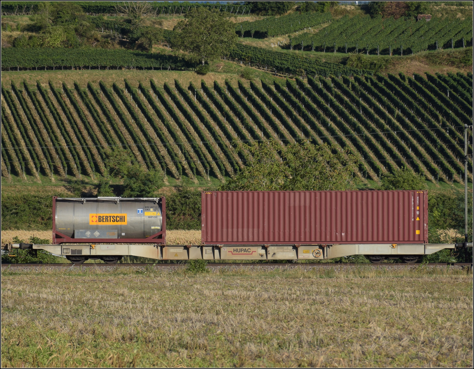 Der Wagen 33 85 4561 090-2 TEN CH-HUPAC Sggnss im Zugverband mit Re 482 030. Buggingen, September 2026.