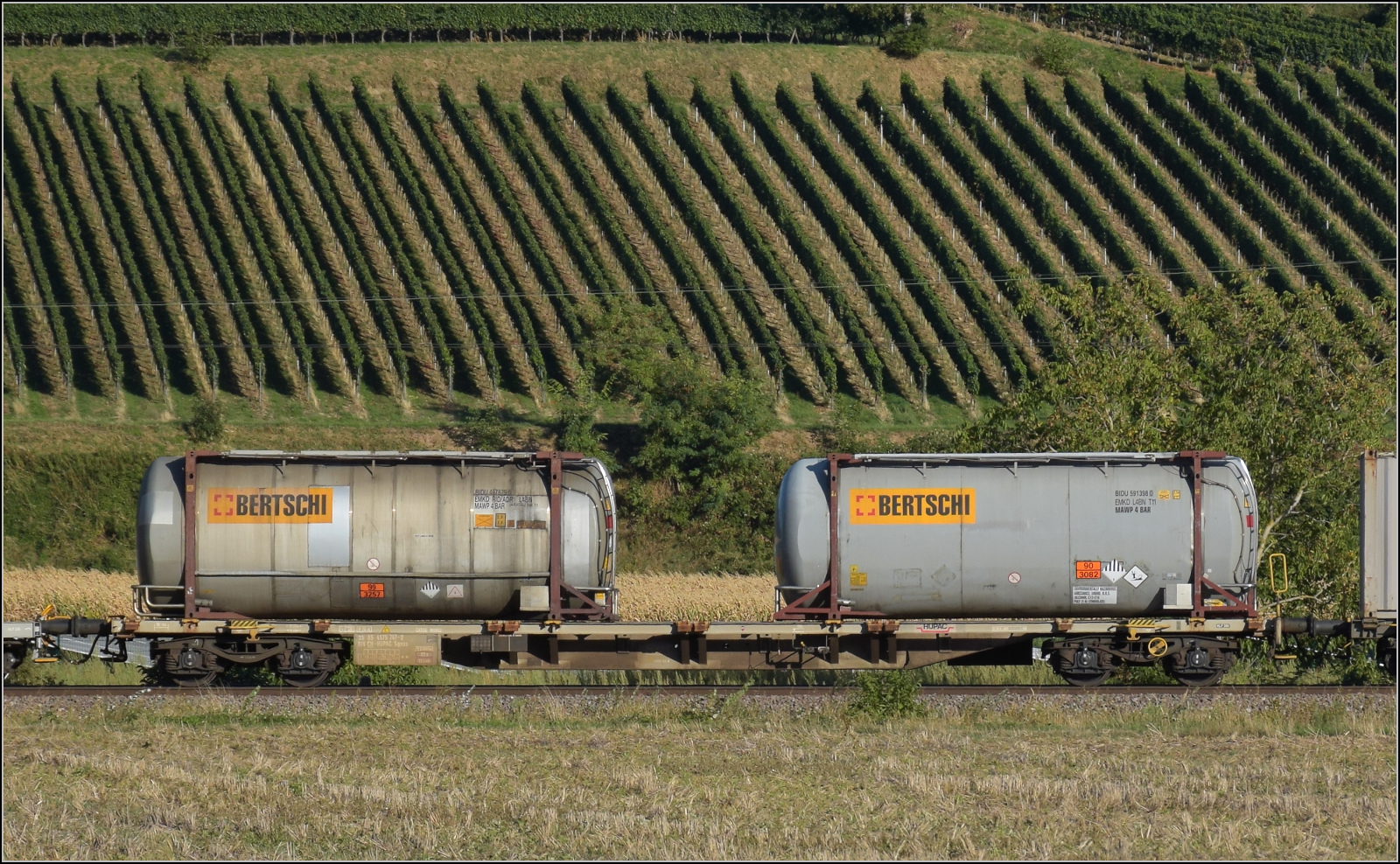 Der Wagen 33 85 4575 747-2 TEN CH-HUPAC Sgnss im Zugverband mit Re 482 030. Buggingen, September 2026.
