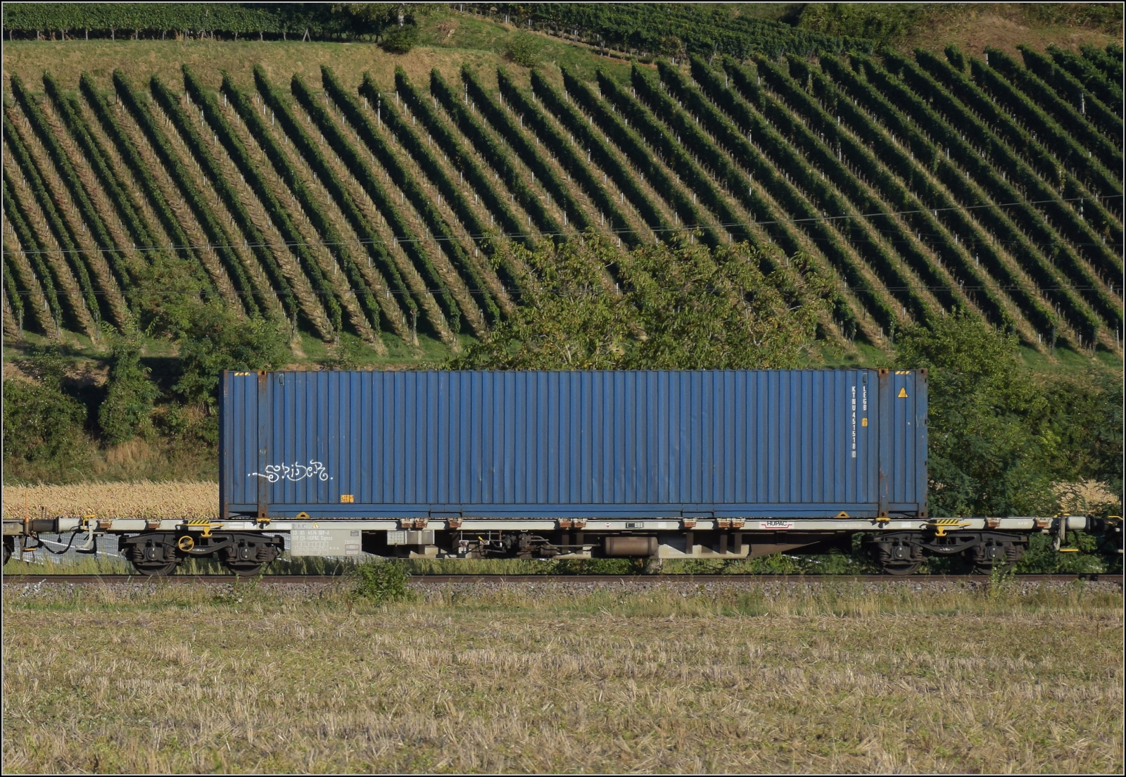 Der Wagen 33 85 4576 189-4 TEN CH-HUPAC Sgnss im Zugverband mit Re 482 030. Buggingen, September 2026.