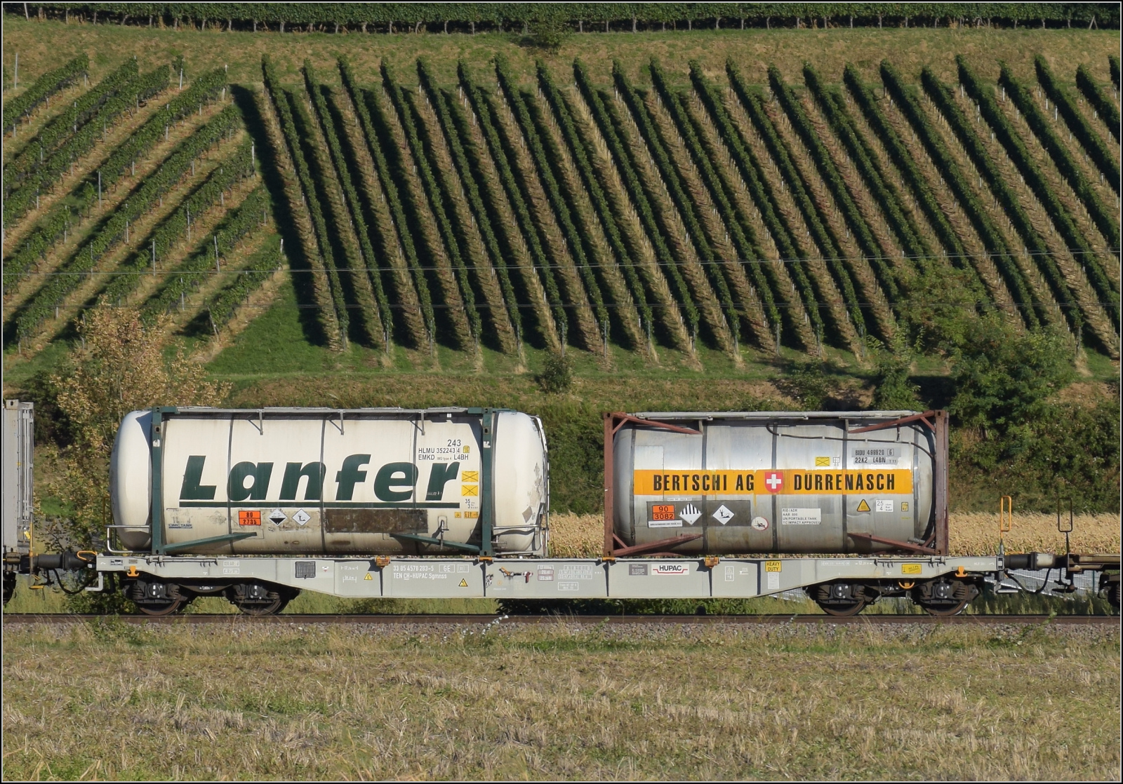 Der Wagen 33 85 4578 283-5 TEN CH-HUPAC Sgmnss im Zugverband mit Re 482 030. Buggingen, September 2026.