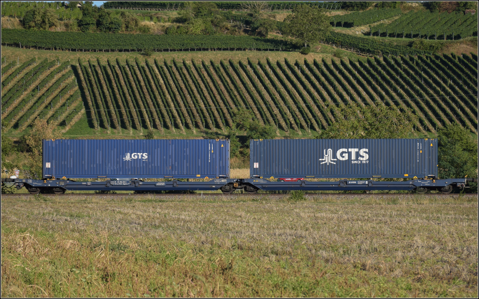Der Wagen 35 80 4956 233-5 TEN D-VTGCH Sdggmrss im Zugverband mit Re 475 435. Buggingen, September 2026.