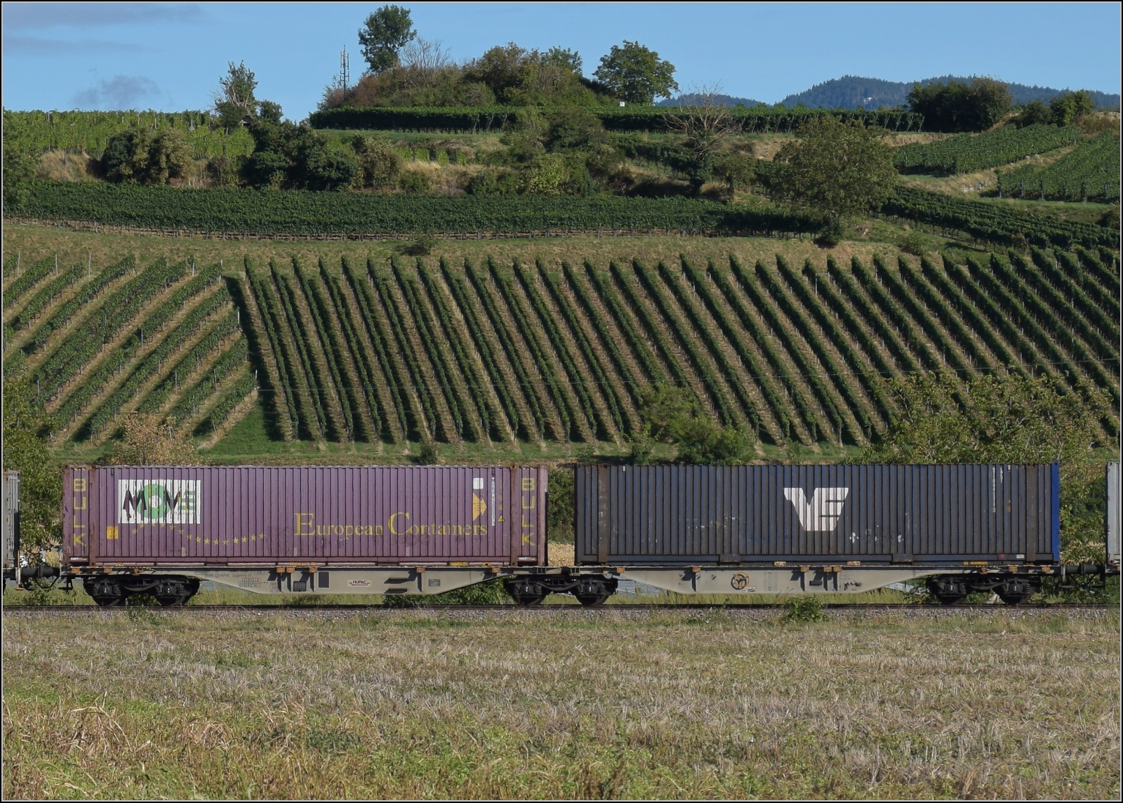 Der Wagen 37 85 4561 713-7 TEN D-ORME Sggrnss im Zugverband mit 189 992 von MRCE mit SBB-Werbung. Buggingen, September 2026.
