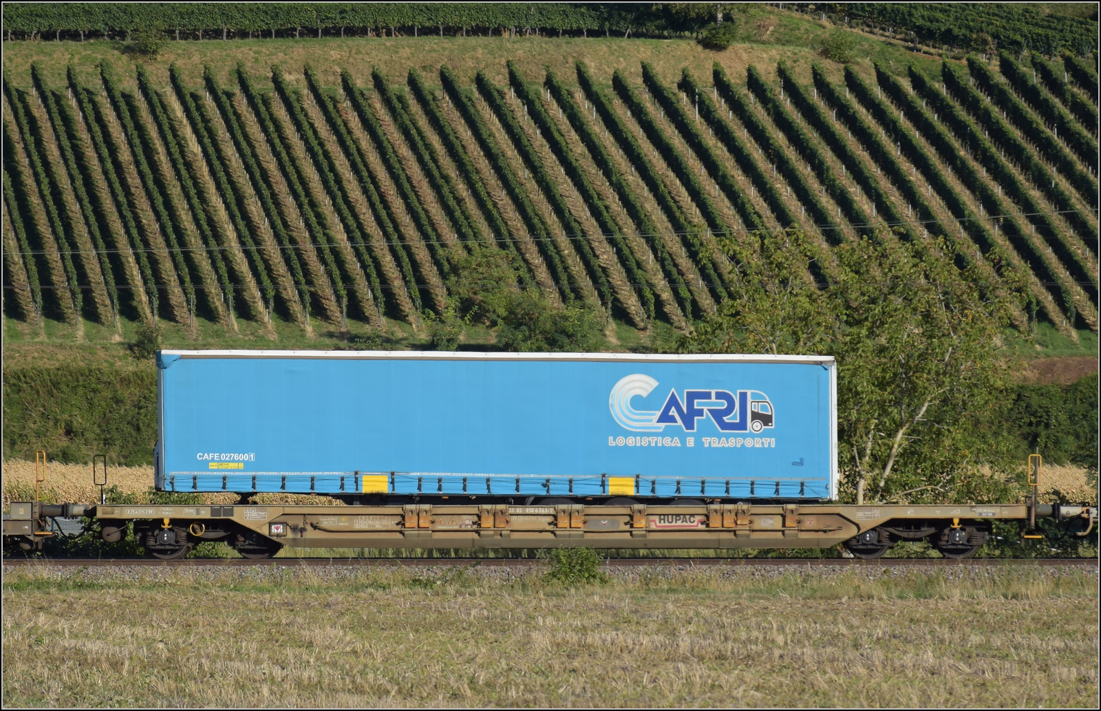 Der Wagen 83 85 4506 363-2 TEN CH-HUPAC Sdgnss im Zugverband mit 193 540 'Atomium'. Buggingen, September 2026.