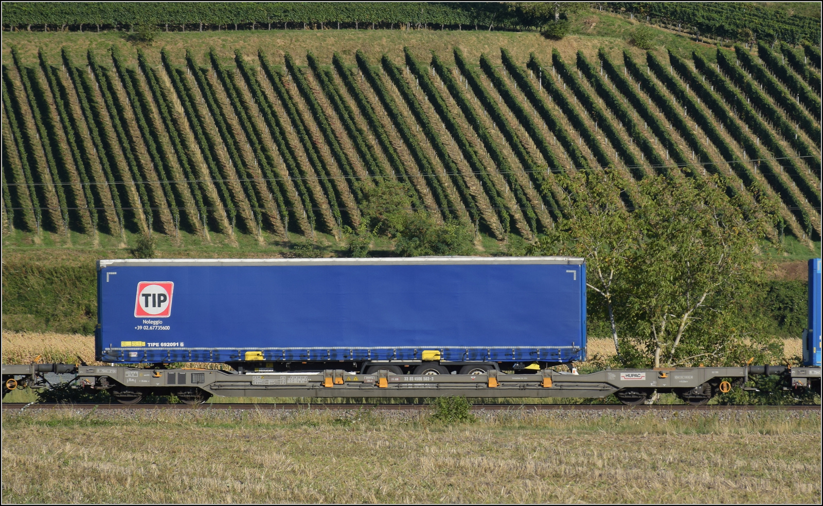 Der Wagen 83 85 4506 503-3 TEN CH-HUPAC Sdgnss im Zugverband mit 193 540 'Atomium'. Buggingen, September 2026.