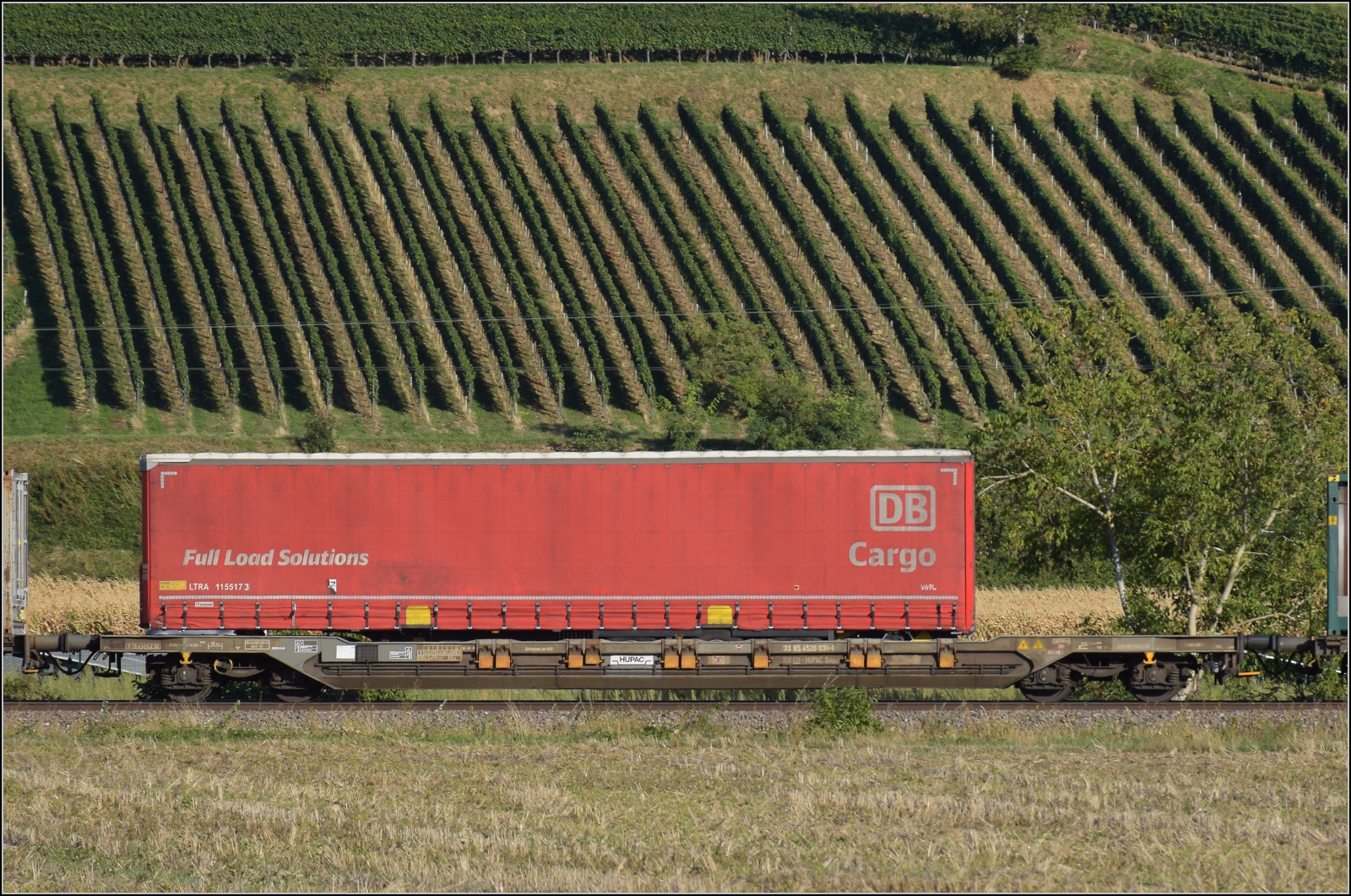Der Wagen 83 85 4526 031-1 TEN CH-HUPAC Sdgnss im Zugverband mit 193 540 'Atomium'. Buggingen, September 2026.