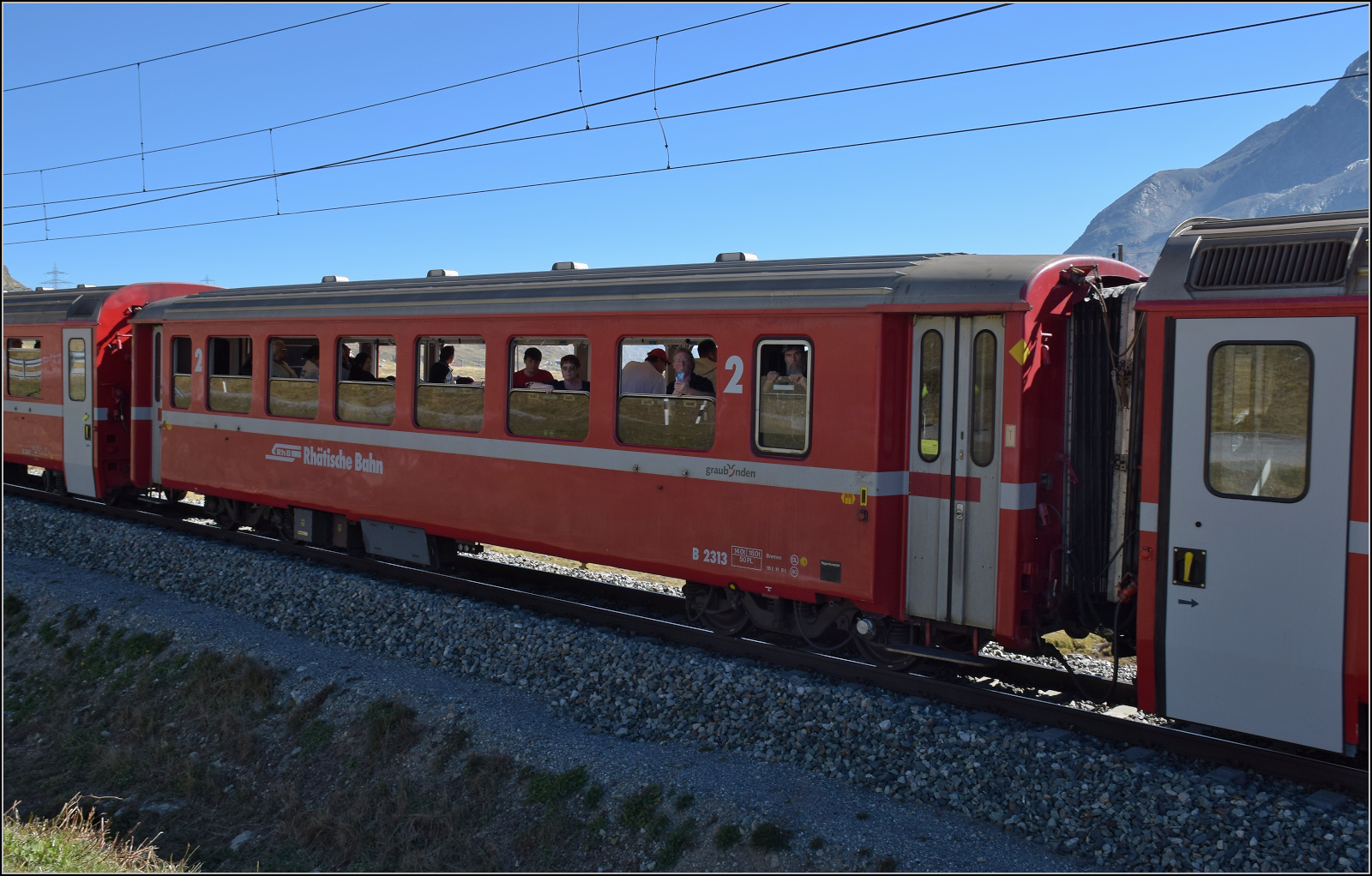 Der Wagen B 2313 ist ein EW I in der kurzen Variante, der 1992 von FFA an die RhB geliefert wurde. Im September versieht er seinen Dienst in einem Regionalzug auf der Berninastrecke. Hier auf den letzten Metern des Anstiegs zum Lago Bianco unterhalb Piz Lagalp. September 2026