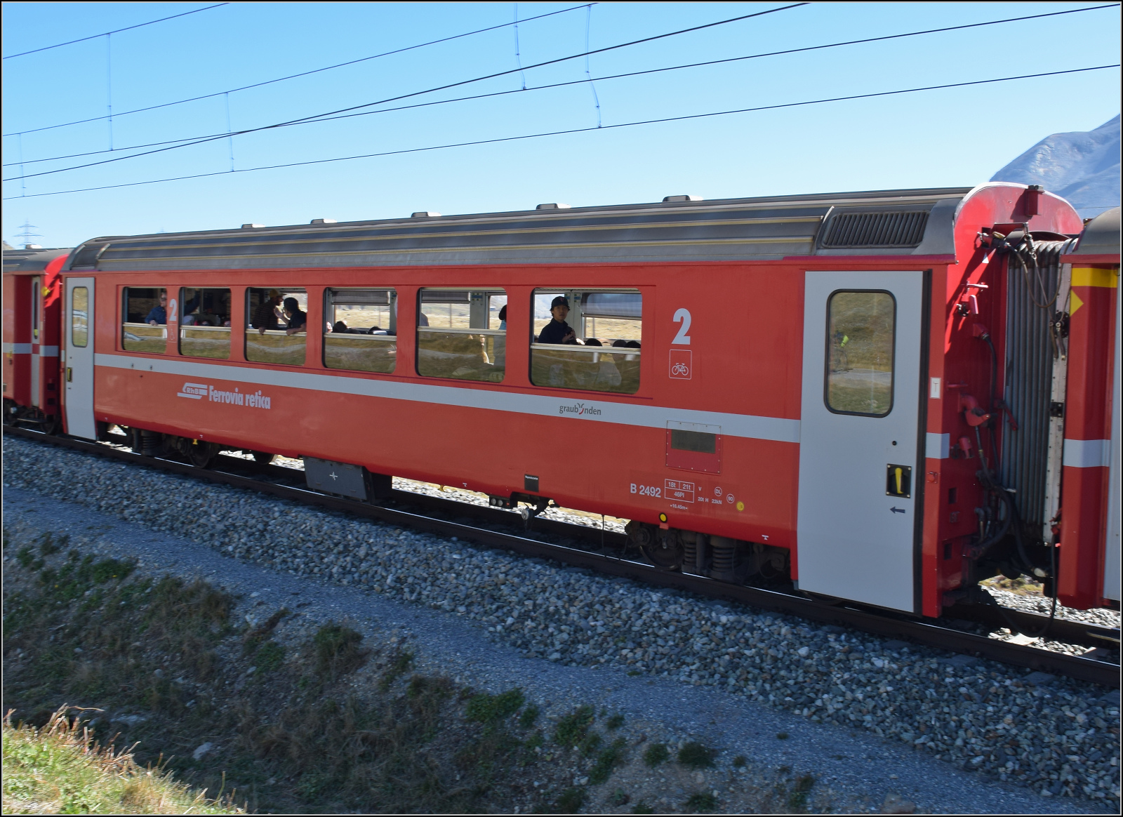 Der Wagen B 2492 ist ein EW IV in der kurzen Variante, auch PA-90 bezeichnet. Er wurde 1992 von SWA an die RhB geliefert. Im September versieht er seinen Dienst in einem Regionalzug auf der Berninastrecke. Hier auf den letzten Metern des Anstiegs zum Lago Bianco unterhalb Piz Lagalp. September 2026