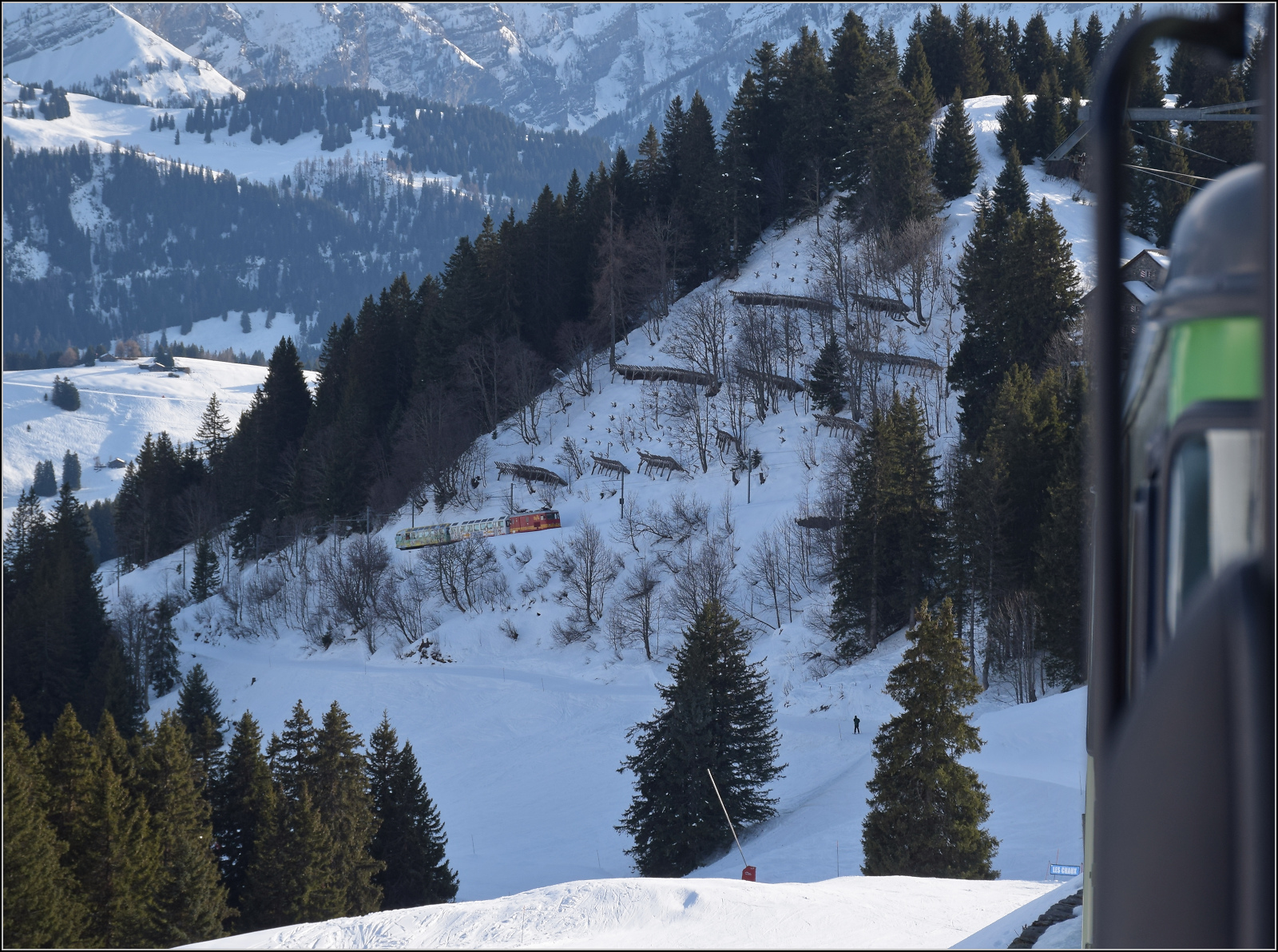 Der Zug mit der Lokomotive HGe 4/4 32 'Villars' mit seinen zwei Panoramawagen ist auch im vielf�ltigen Fahrzeugpark der BVB ein Sonderling und f�hrt hier nach Villars herunter. Boutequins, Januar 2026.