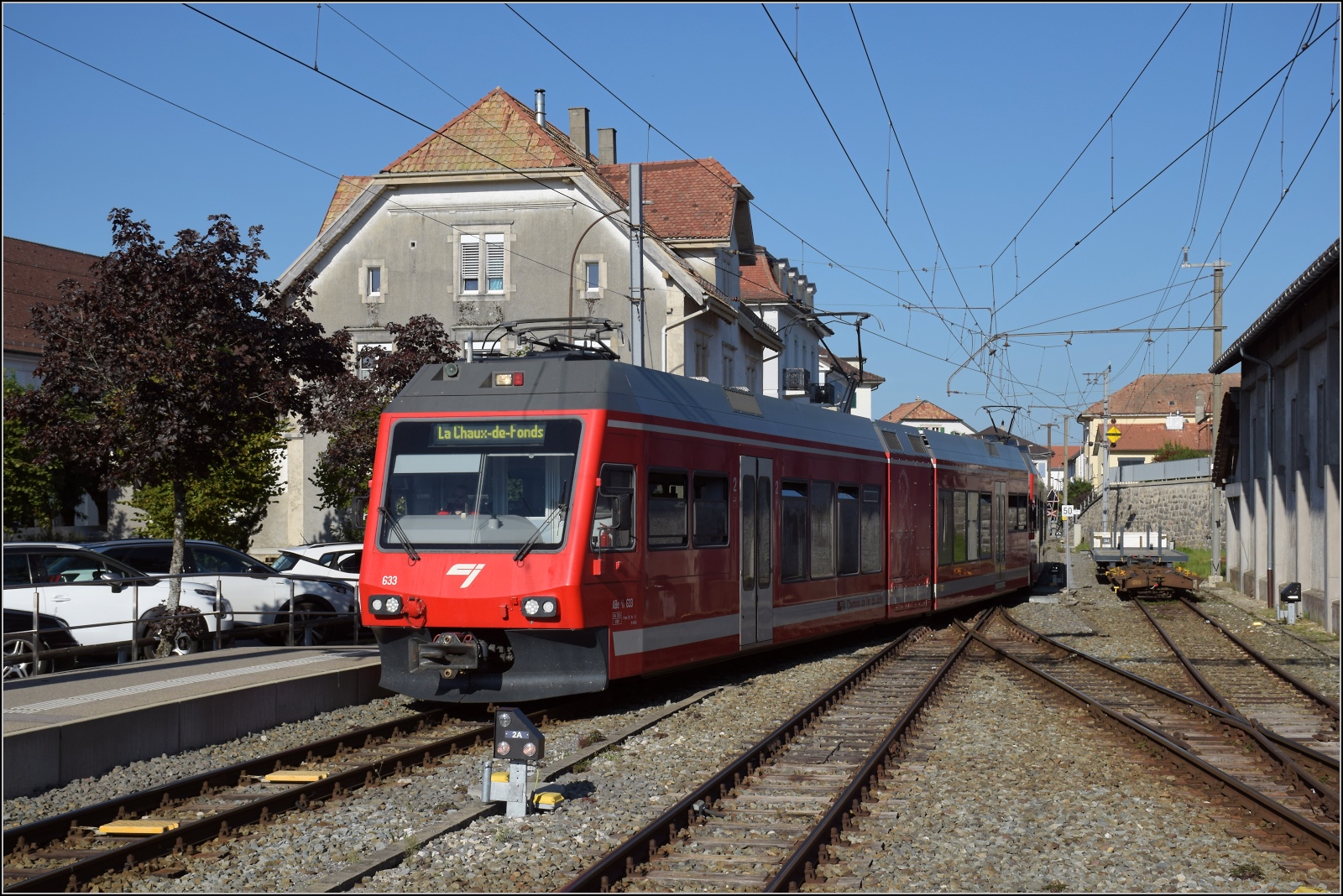 Die beiden GTW ABe 2/6 633 und ABe 2/6 634 sind ungewöhnlicherweise in Doppeltraktion nach Saignelégier unterwegs. September 2023.
