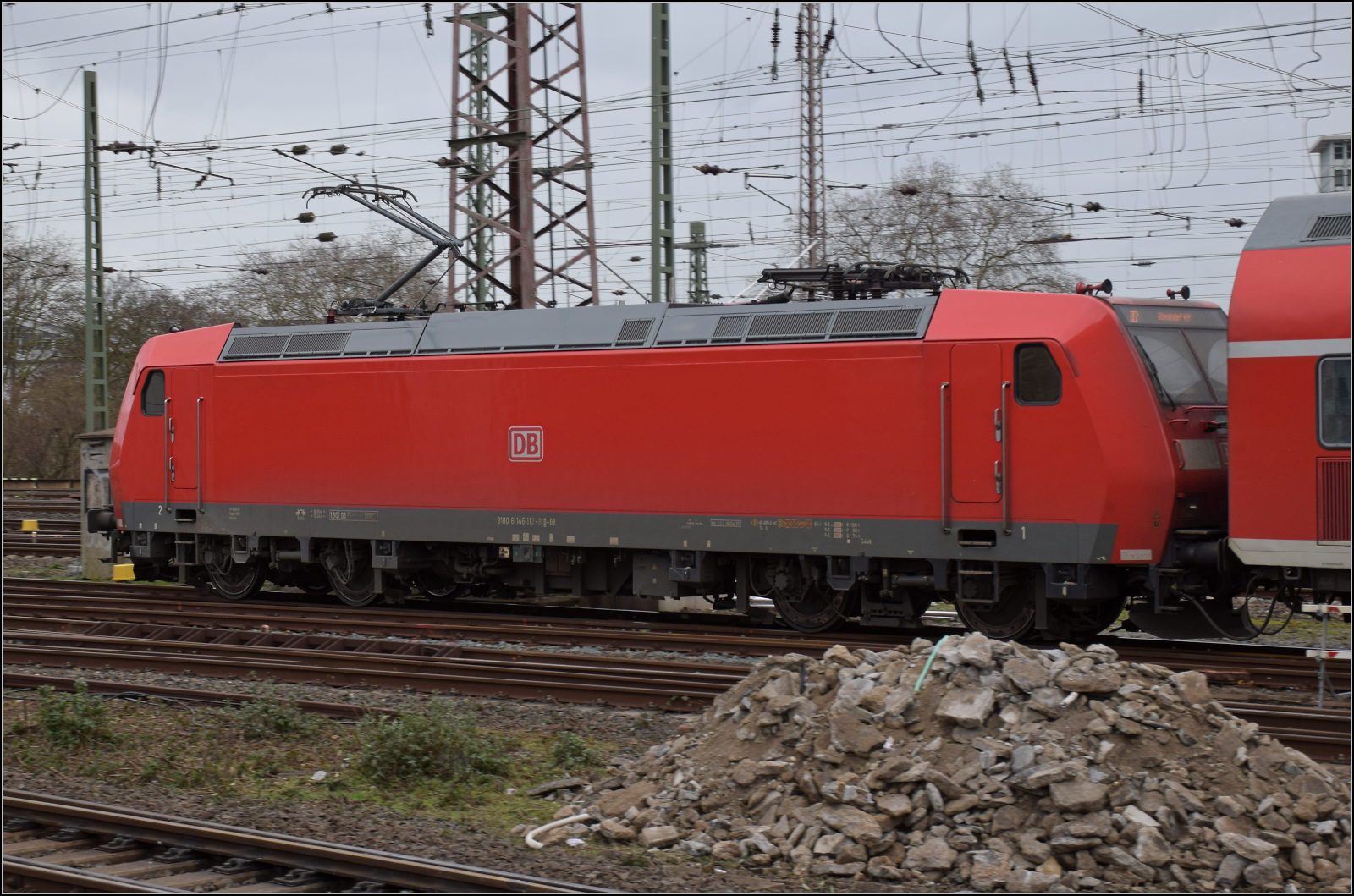 Die ehemalige Lok vom Oberrhein, 146 112 hat vor einigen Jahren an den Niederrhein gewechselt und schiebt einen RE nach Duisburg. Februar 2026.