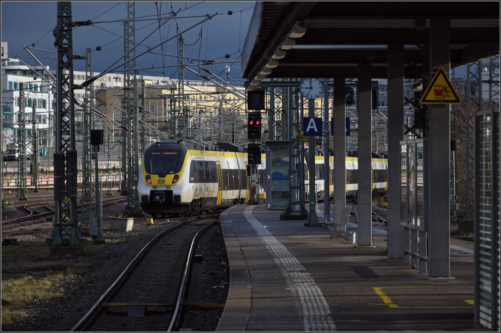 Die ehemaligen Abellio-Hamster 8442 304 und 8442 111 fahren aus Stuttgart aus. Februar 2026.