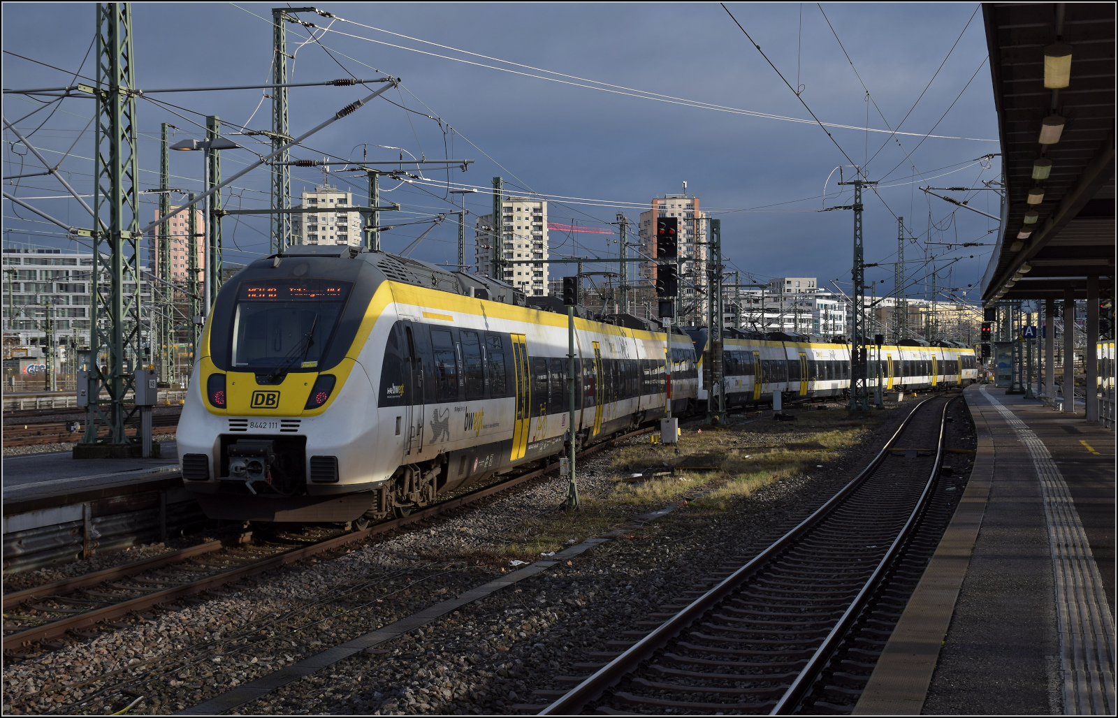 Die ehemaligen Abellio-Hamster 8442 304 und 8442 111 fahren unter DB-Flagge aus Stuttgart aus. Februar 2026.