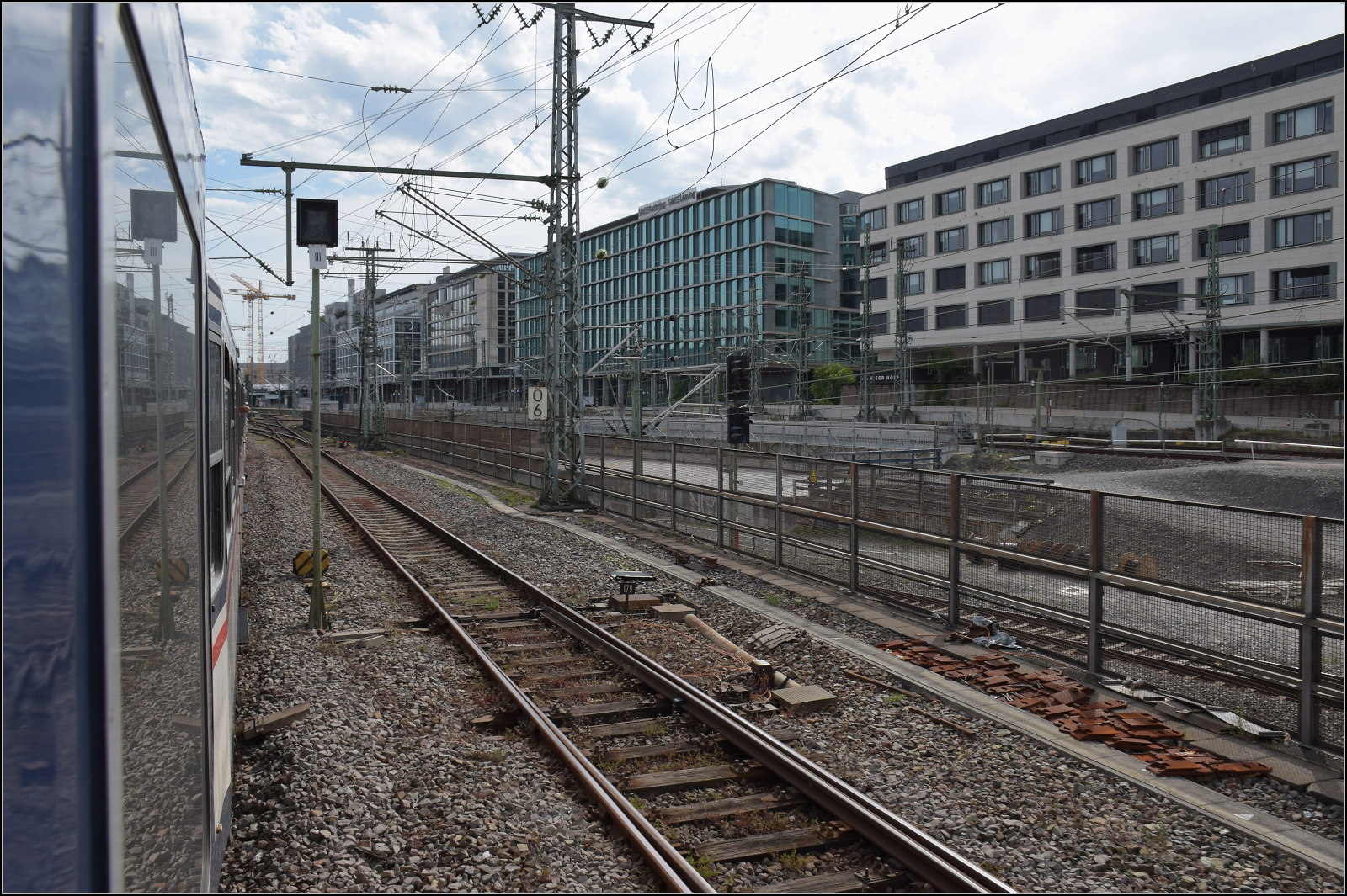 Die Einfahrt nach Stuttgart dürfte nicht mehr so lange in dieser Form zu erleben sein. Daher mal ein paar Bilder einfach über das Gelände. Juni 2025.