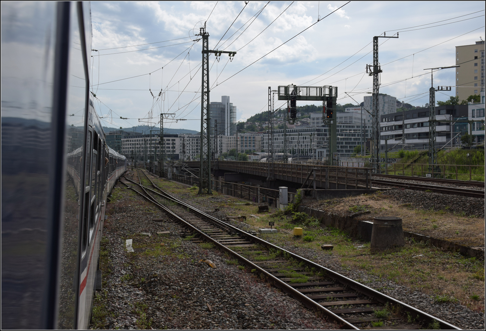 Die Einfahrt nach Stuttgart dürfte nicht mehr so lange in dieser Form zu erleben sein. Daher mal ein paar Bilder einfach über das Gelände. Juni 2025.