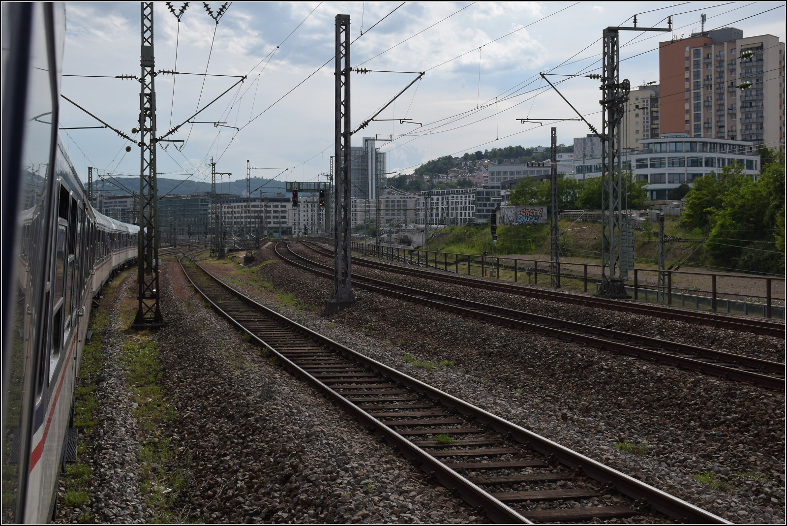 Die Einfahrt nach Stuttgart dürfte nicht mehr so lange in dieser Form zu erleben sein. Daher mal ein paar Bilder einfach über das Gelände. Juni 2025.