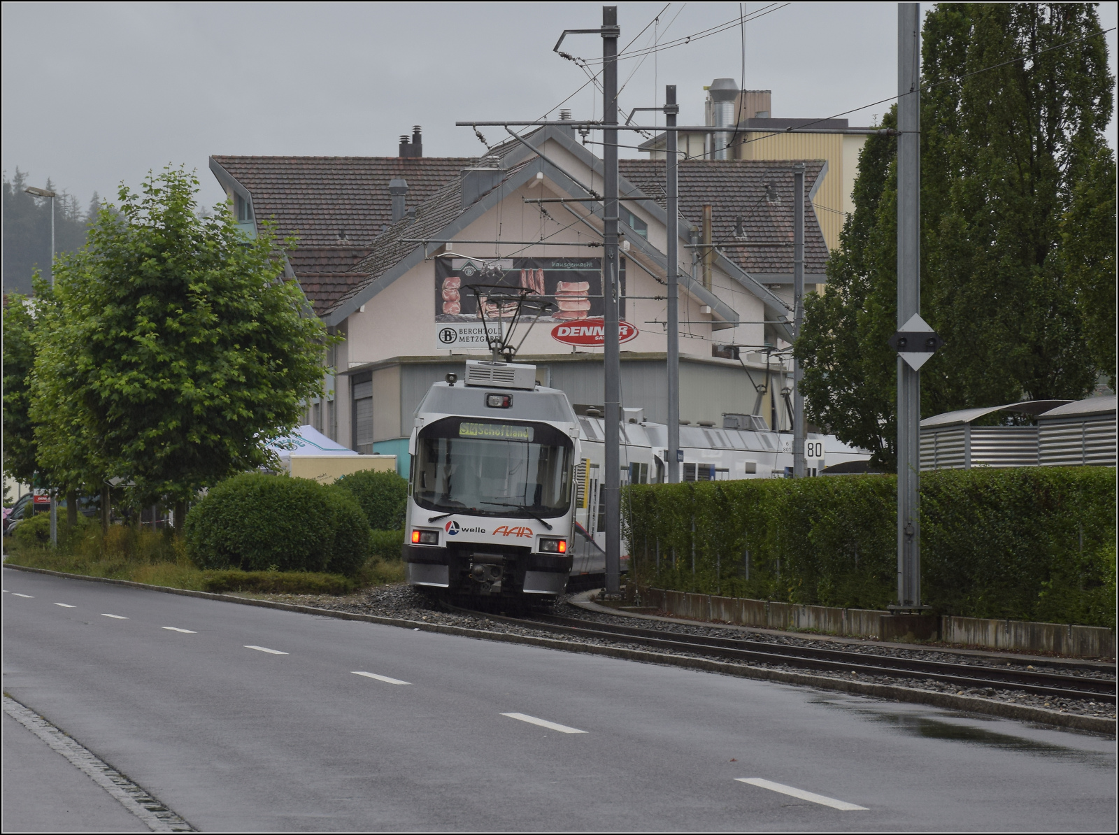 Die gemischten Triebz�ge Be 4/8 31-23 und Be 4/8 21-28 auf dem Weg durch Mittelmuhen beim Schulhaus. Augst 2017.