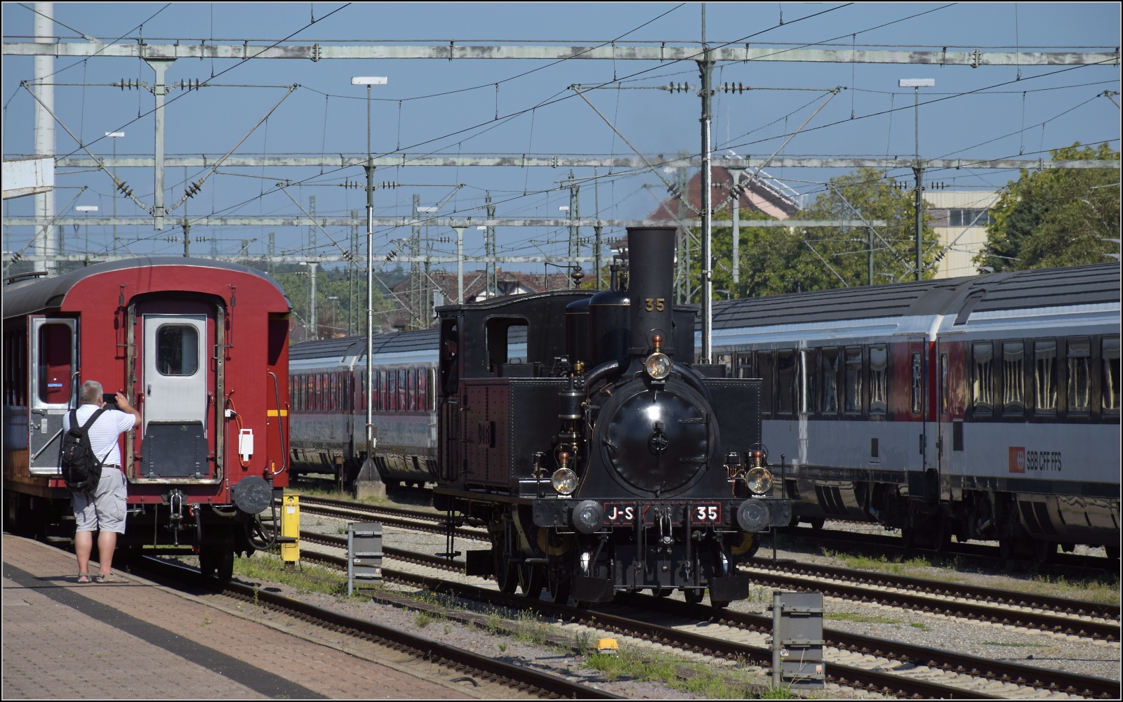 Die Jura-Simplon 35 alias Eb 2/4 35 rangiert in Singen. September 2023.