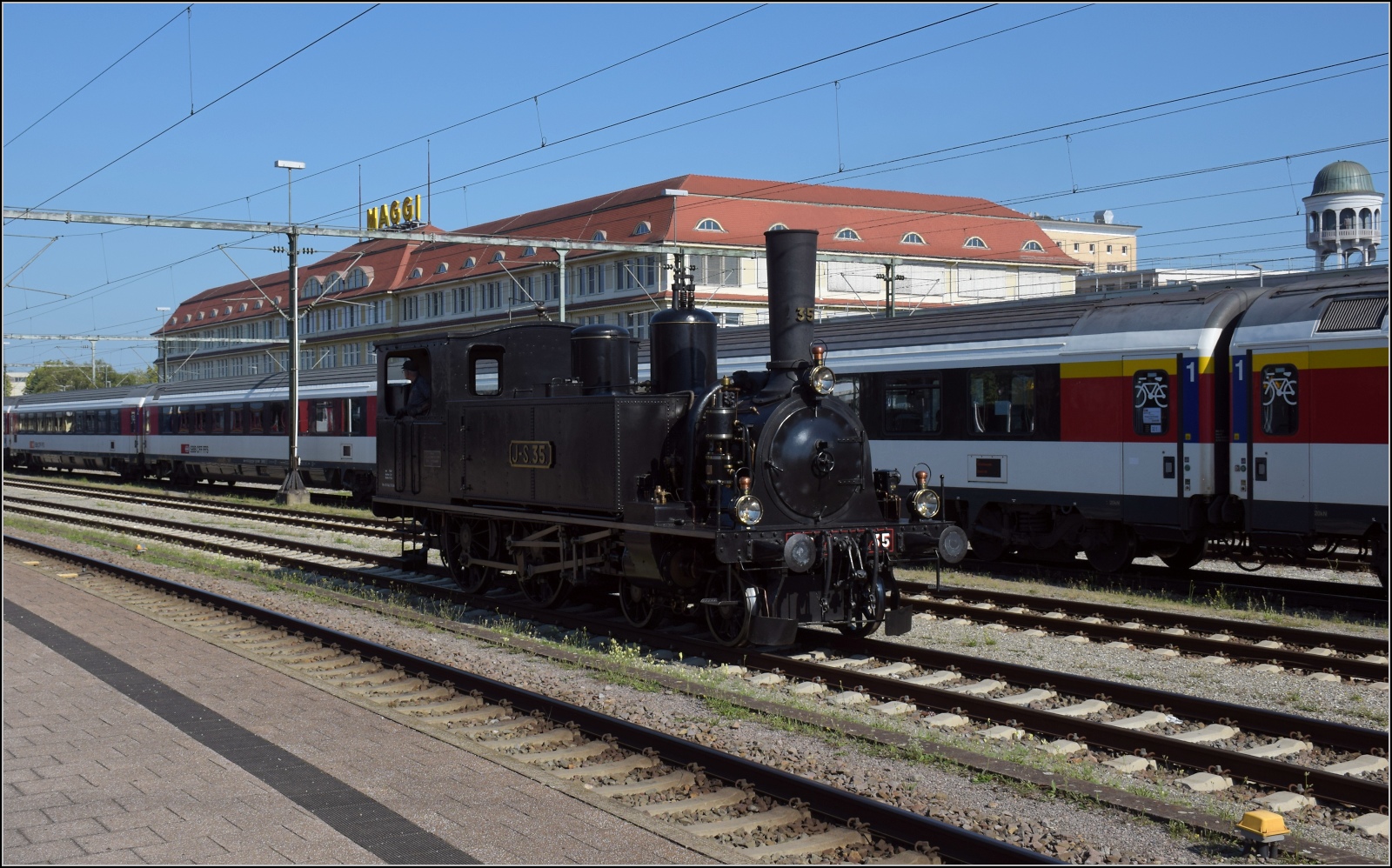 Die Jura-Simplon 35 alias Eb 2/4 35 rangiert in Singen. September 2023.
