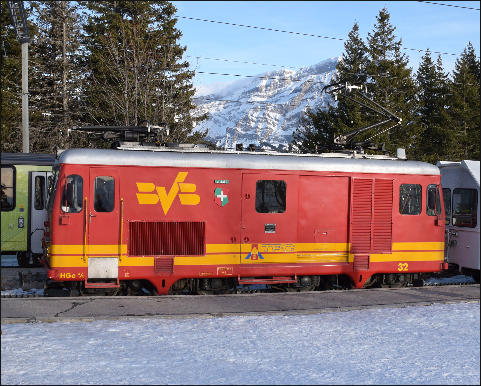 Die Lokomotive HGe 4/4 32 'Villars' wurde 1964 von SIG und MFO an die BVB geliefert. Wahrscheinlich k�nnte man sie ungestraft auch als Gep�cktriebwagen bezeichnen. In der Skisaison kommt sie mit den Panoramawagen zum Einsatz, da braucht es durchaus gen�gend Rollmaterial im Einsatz, um den Andrang an Skifahrern zu gen�gen, im oberen Streckenteil zum Col de Bretaye sind gleichzeitig vier Zuggarnituren im Einsatz. Bouquetins, Januar 2026.